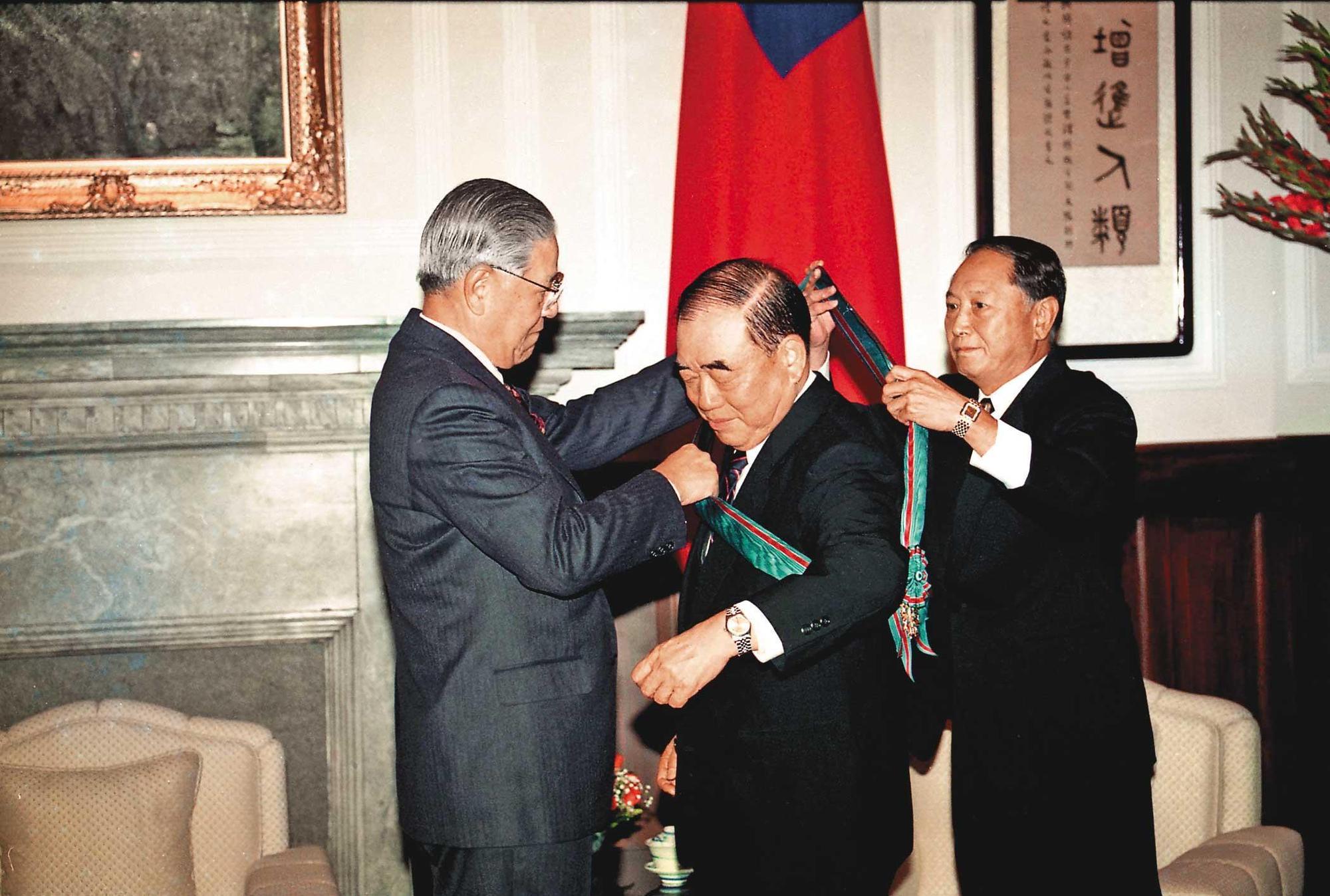 1988年，參謀總長郝柏村（中）軍權在握，隔年李登輝（左）升郝當國防部長，後接行政院長，讓他全然脫離軍方。圖為1993年李頒贈一等卿雲勳章給自閣揆卸任的郝柏村。（中央社）