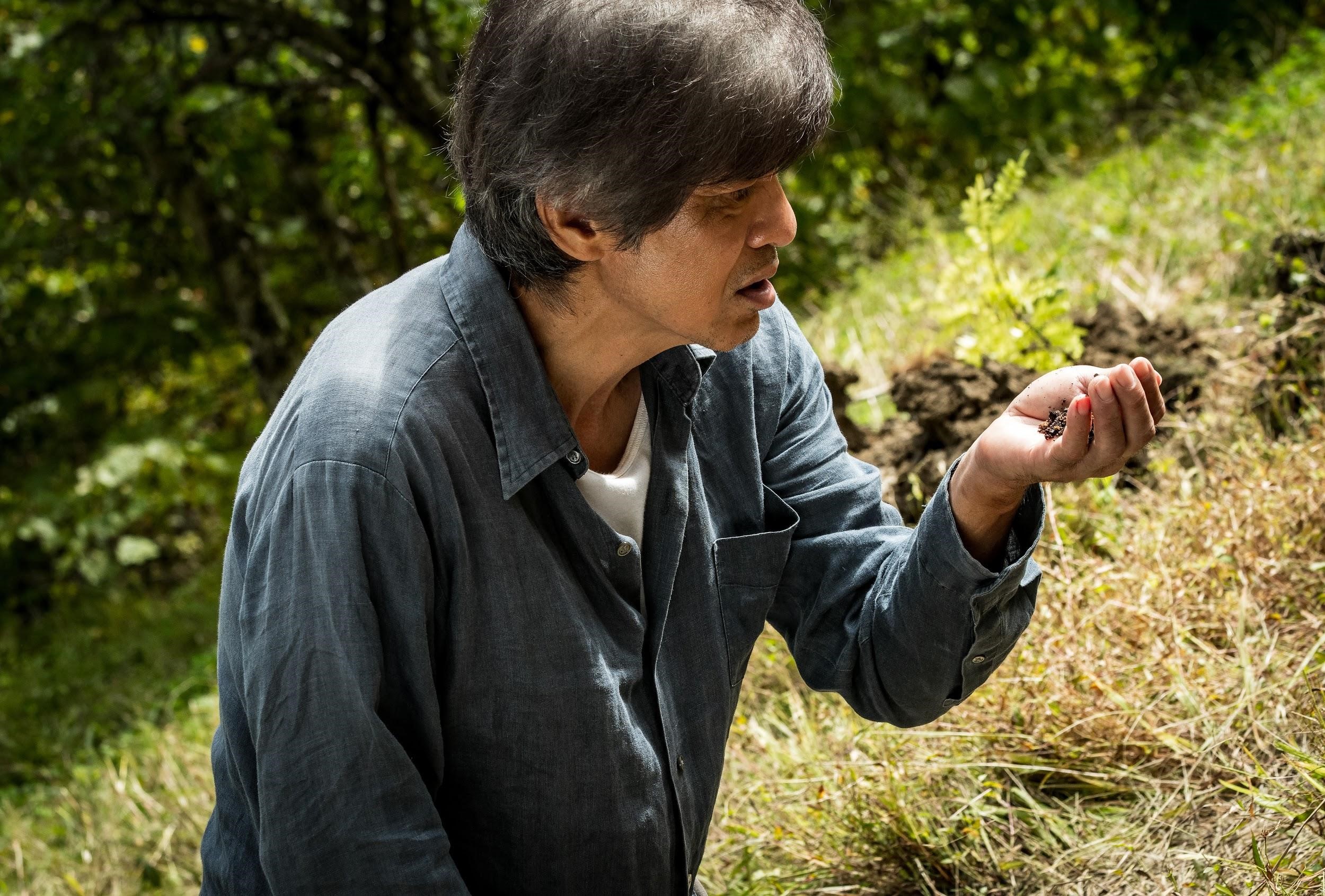 佐藤浩市在《罪樂園》裡主動要求加一場吃土的戲，劇組準備了黑色餅乾給他。（海樂影業提供）