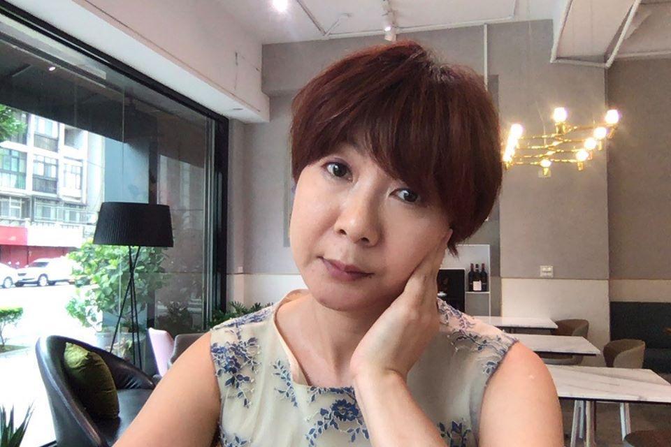 洪素卿在《震震有詞》透露,曾有一對夫妻因妻子一年洗一次澡,先生受不了訴請離婚。(翻攝自洪素卿臉書)