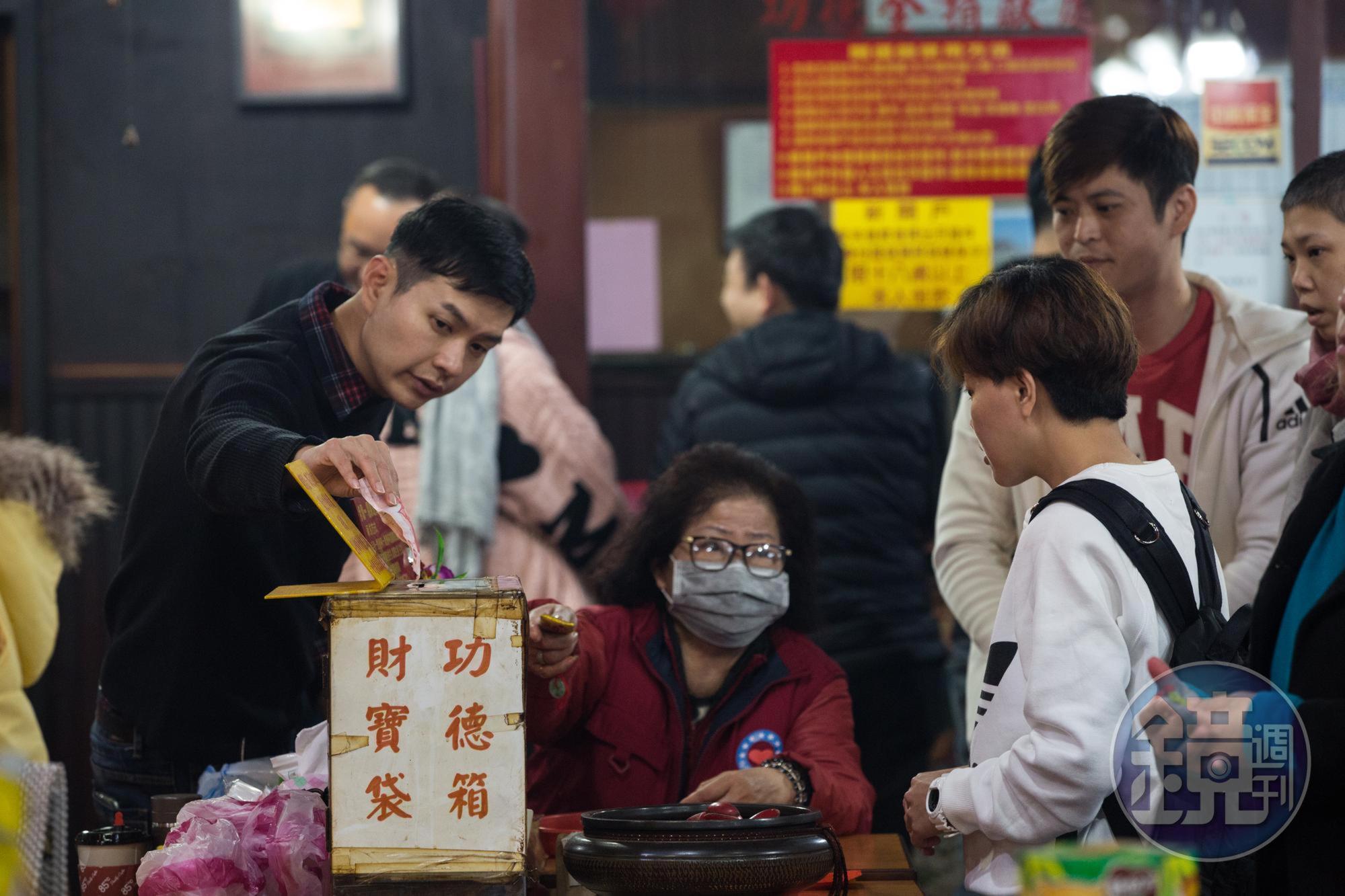民眾到宮廟朝拜，向來捐香油錢以向表達誠心。作家顏擇雅提出香油錢透明化修法，認為將有助於內需。圖為示意圖，與新聞當事人無關。