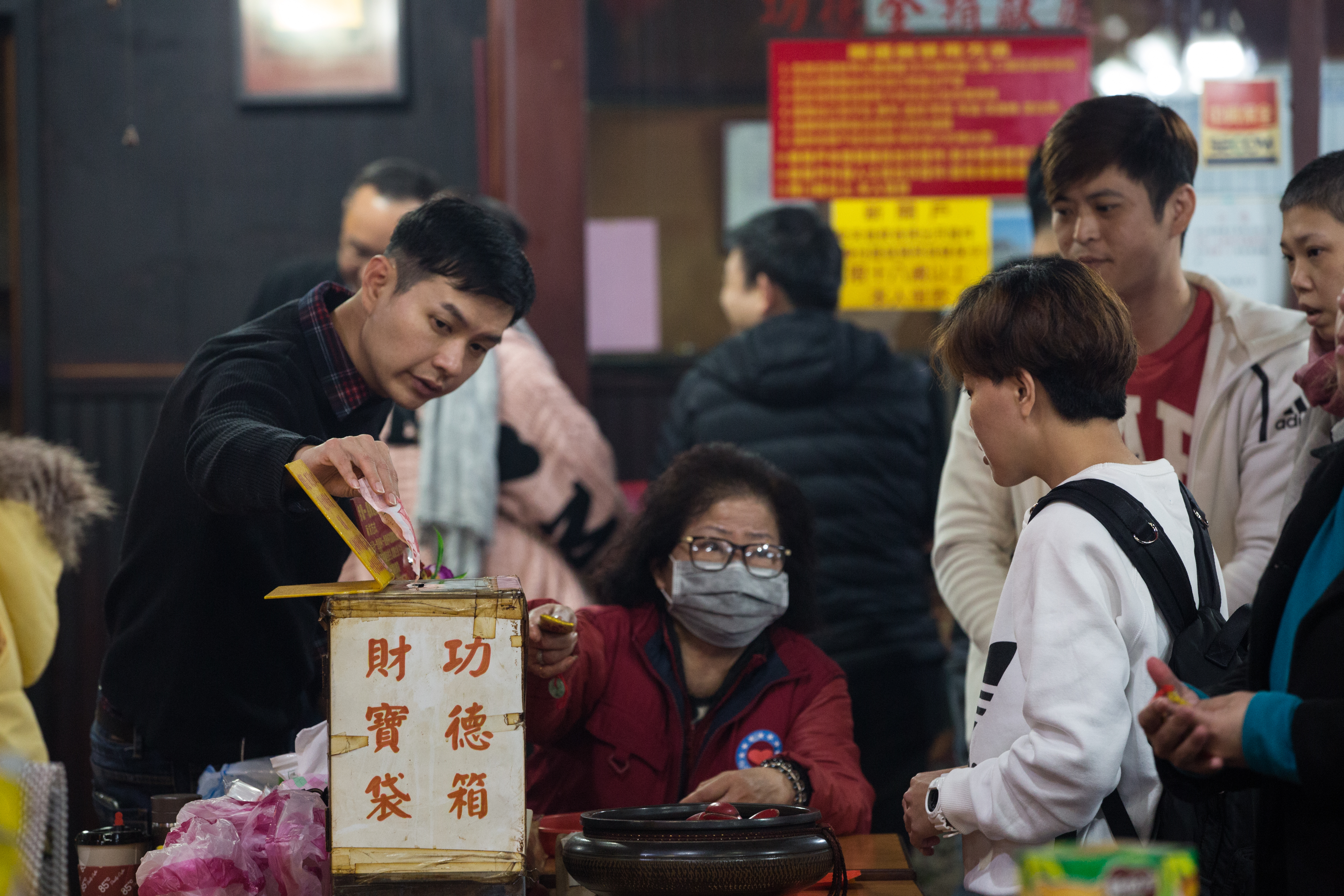 民眾到宮廟朝拜，向來捐香油錢以向表達誠心。作家顏擇雅提出香油錢透明化修法，認為將有助於內需。圖為示意圖，與新聞當事人無關。