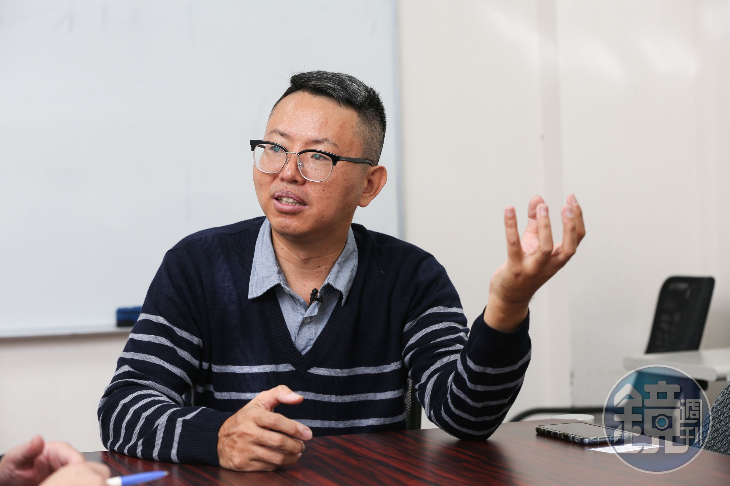 台北市議員徐立信今天上午召開記者會，質疑疑有武漢肺炎死者已死亡多天，相關單位互踢皮球，恐造成防疫大漏洞。
