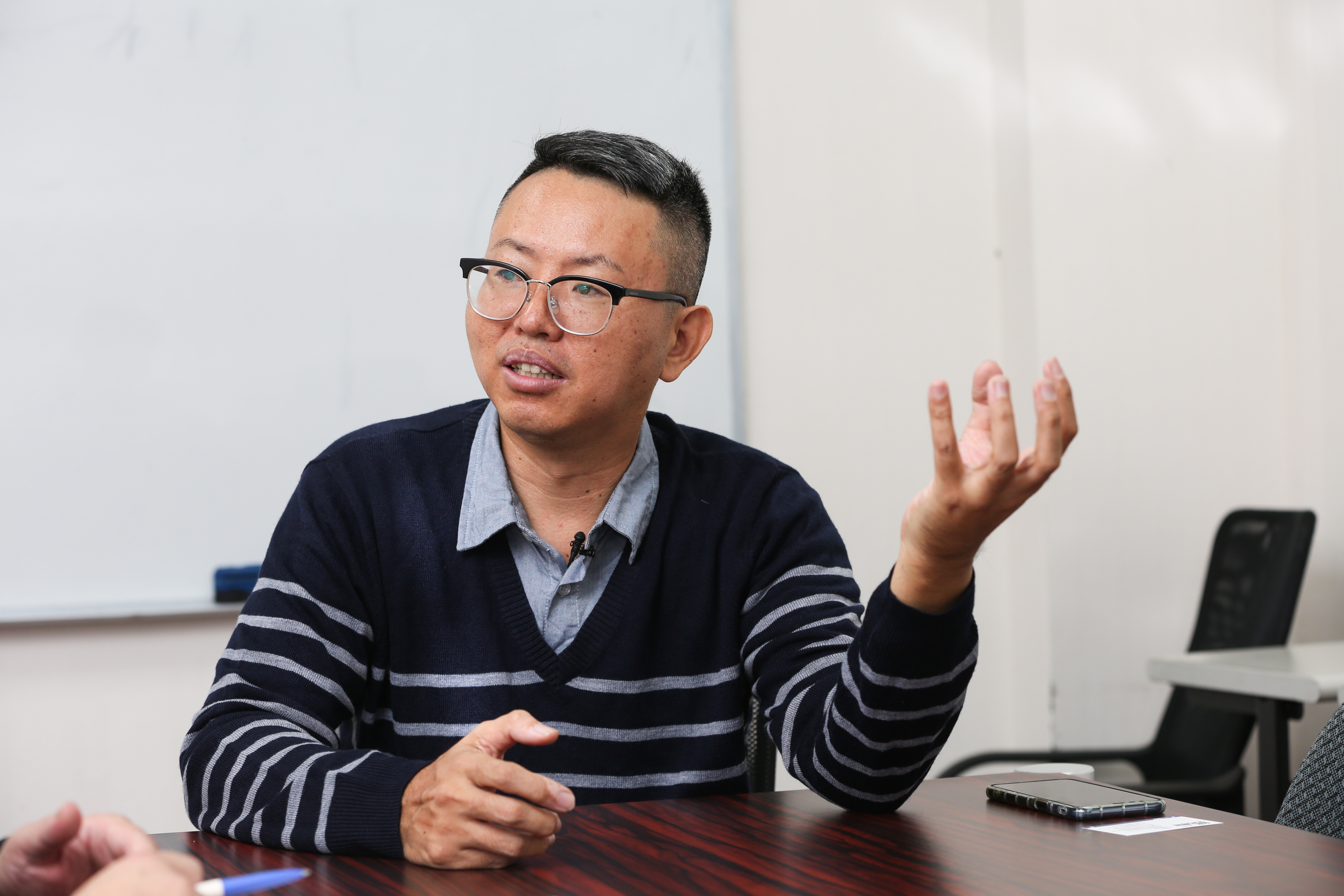 台北市議員徐立信今天上午召開記者會，質疑疑有武漢肺炎死者已死亡多天，相關單位互踢皮球，恐造成防疫大漏洞。