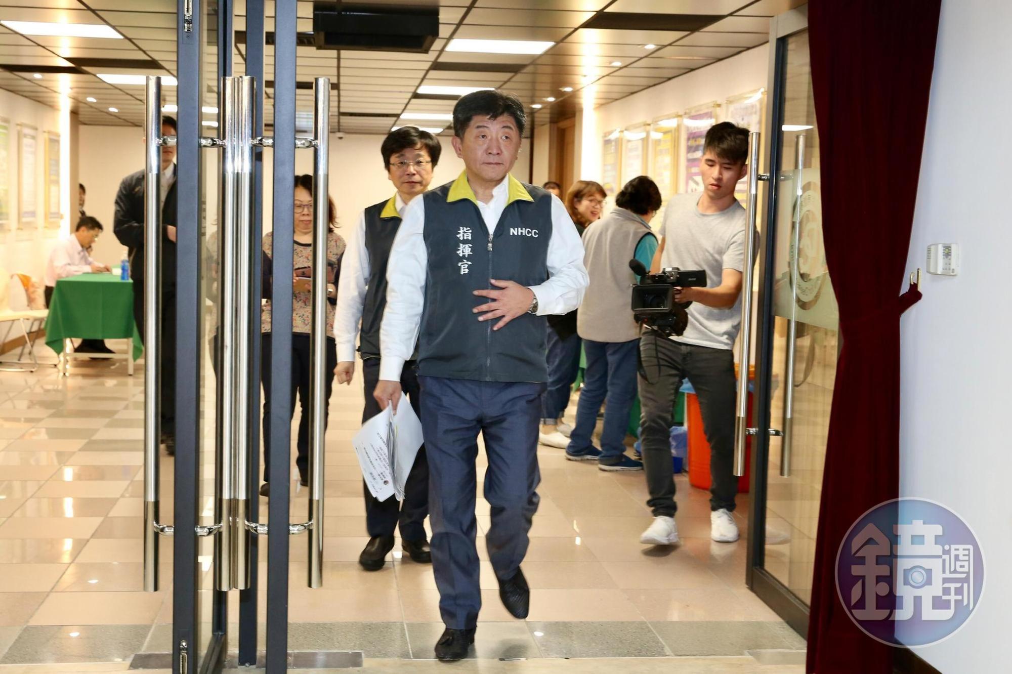 中央疫情指揮中心提升至一級開設，衛福部長陳時中擔任指揮官。