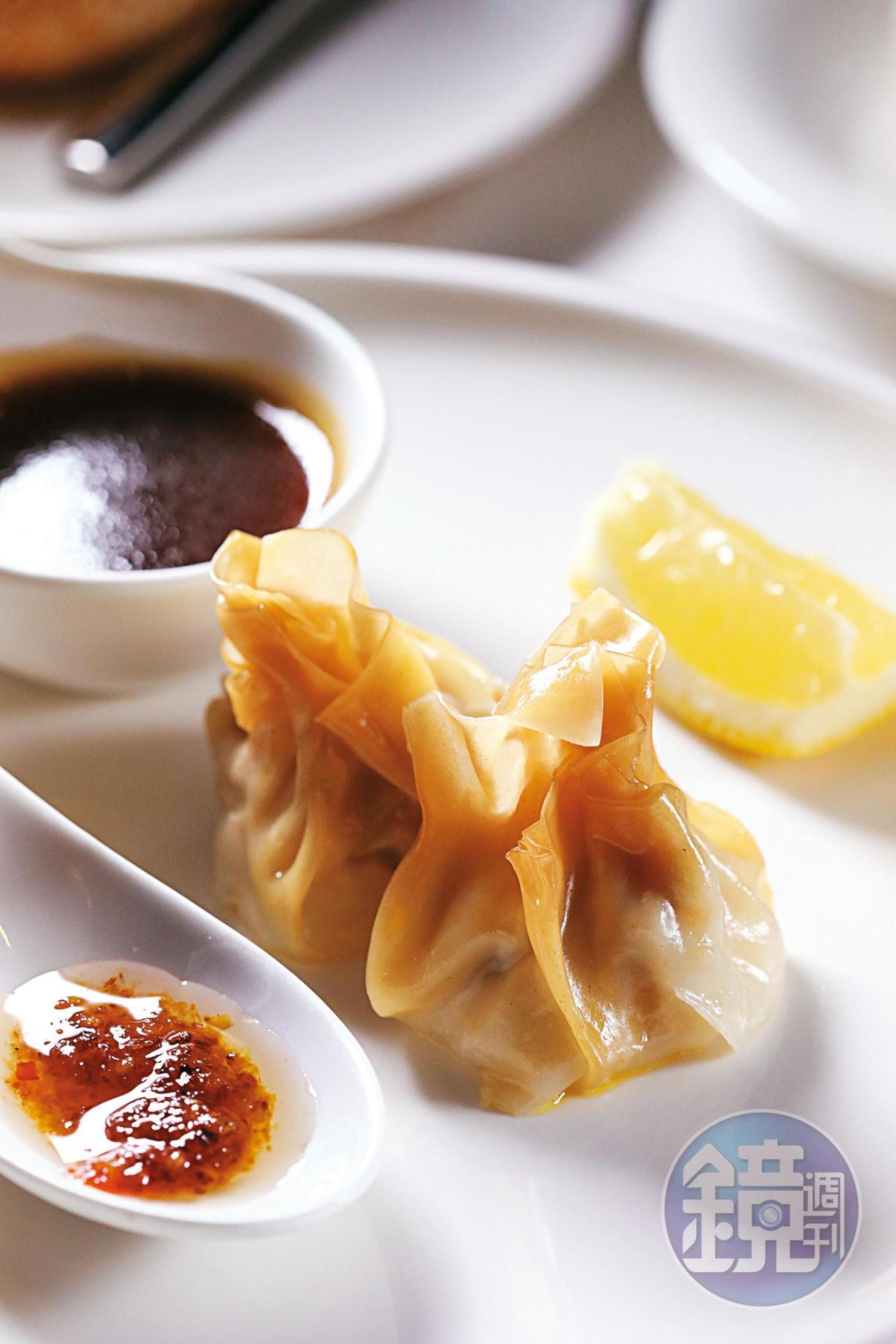為了讓台灣客人品嘗到熟悉的滋味，金龍旅遊與塔克河輪精心安排，晚餐時能吃到蘸著辣油的餃子。