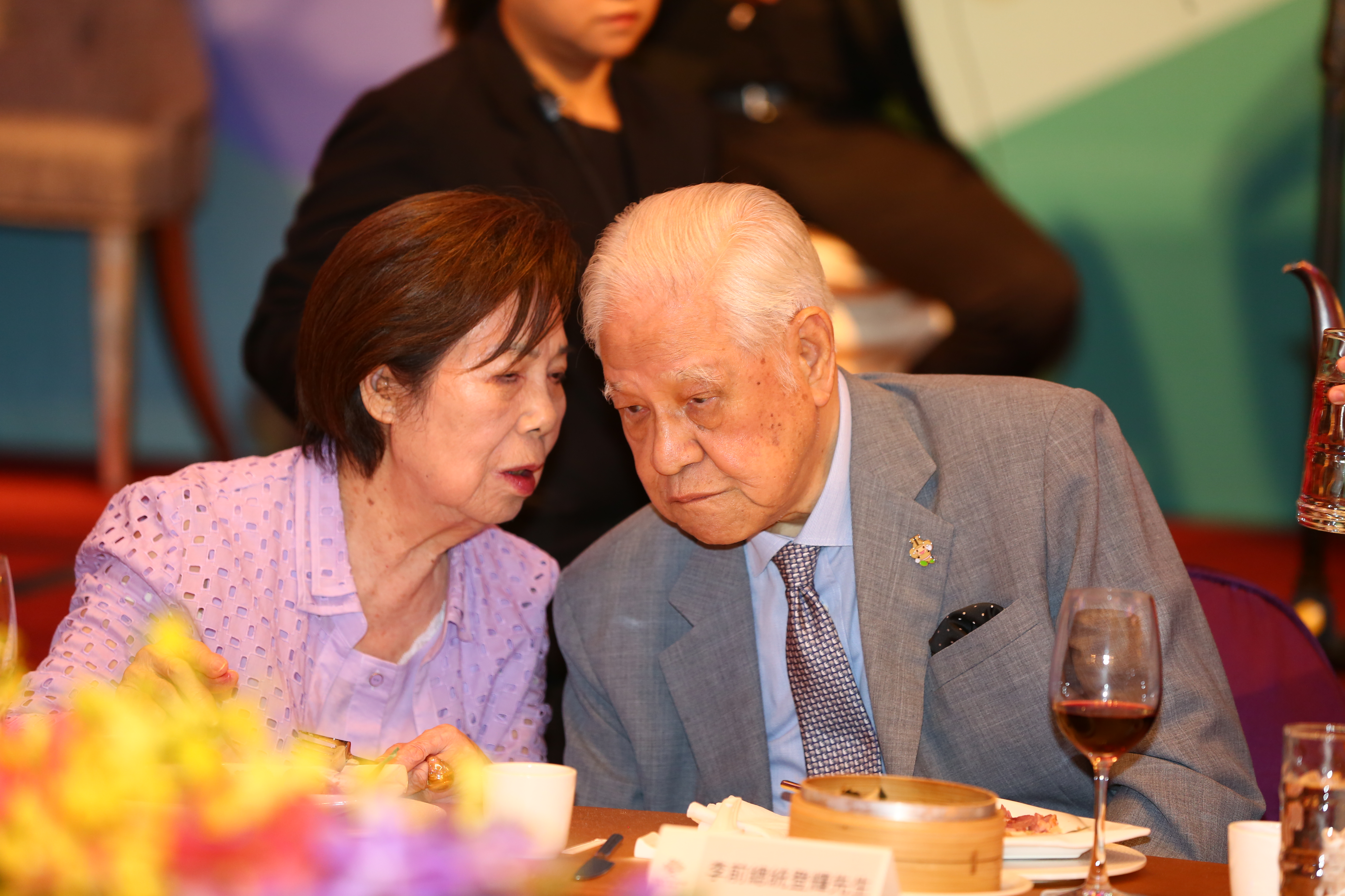 李登輝和曾文惠結婚走過71年，每次李住院動手術前，都會牽著曾文惠的手禱告。