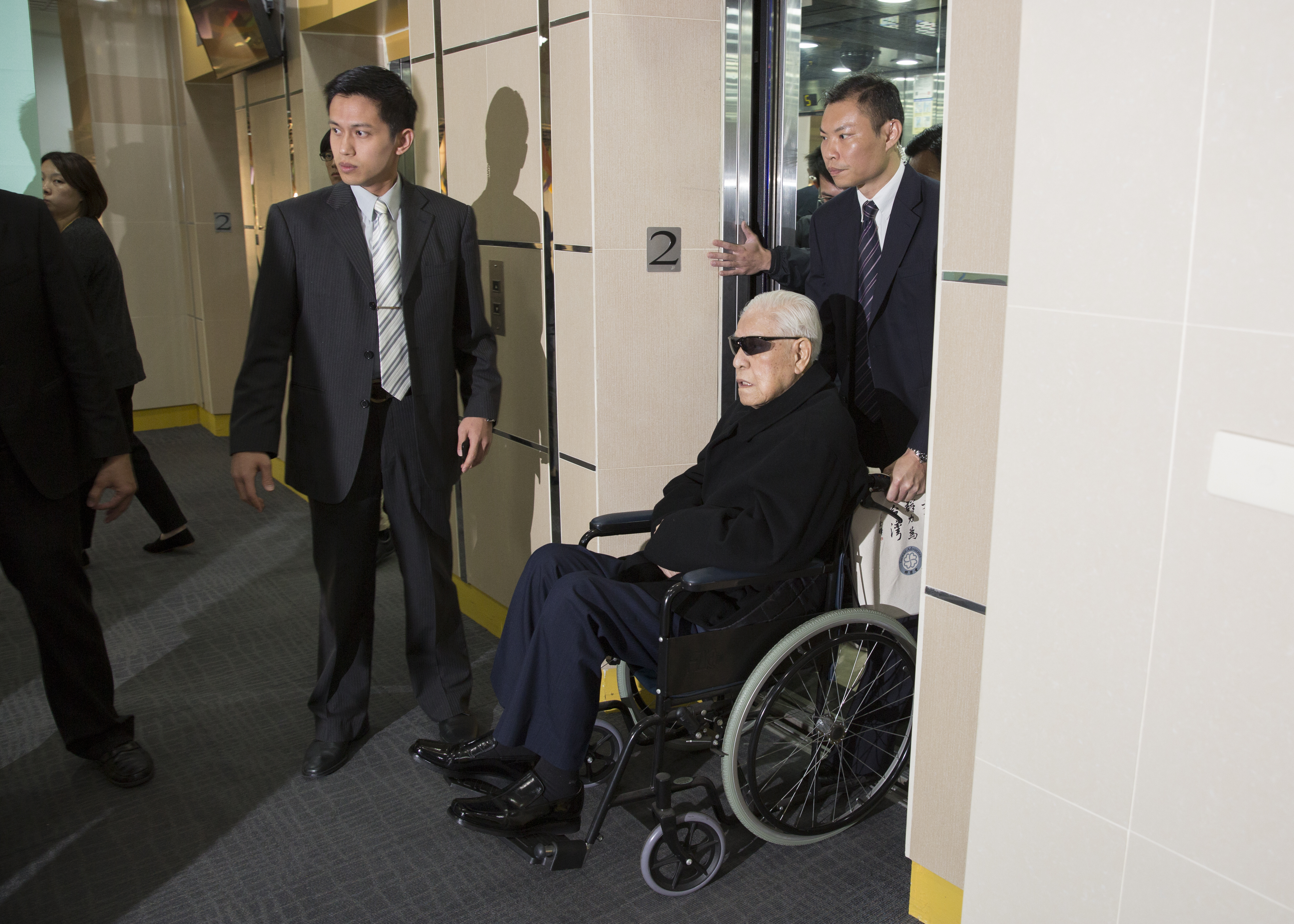 李登輝晚年病痛纏身，時常進出醫院接受手術。