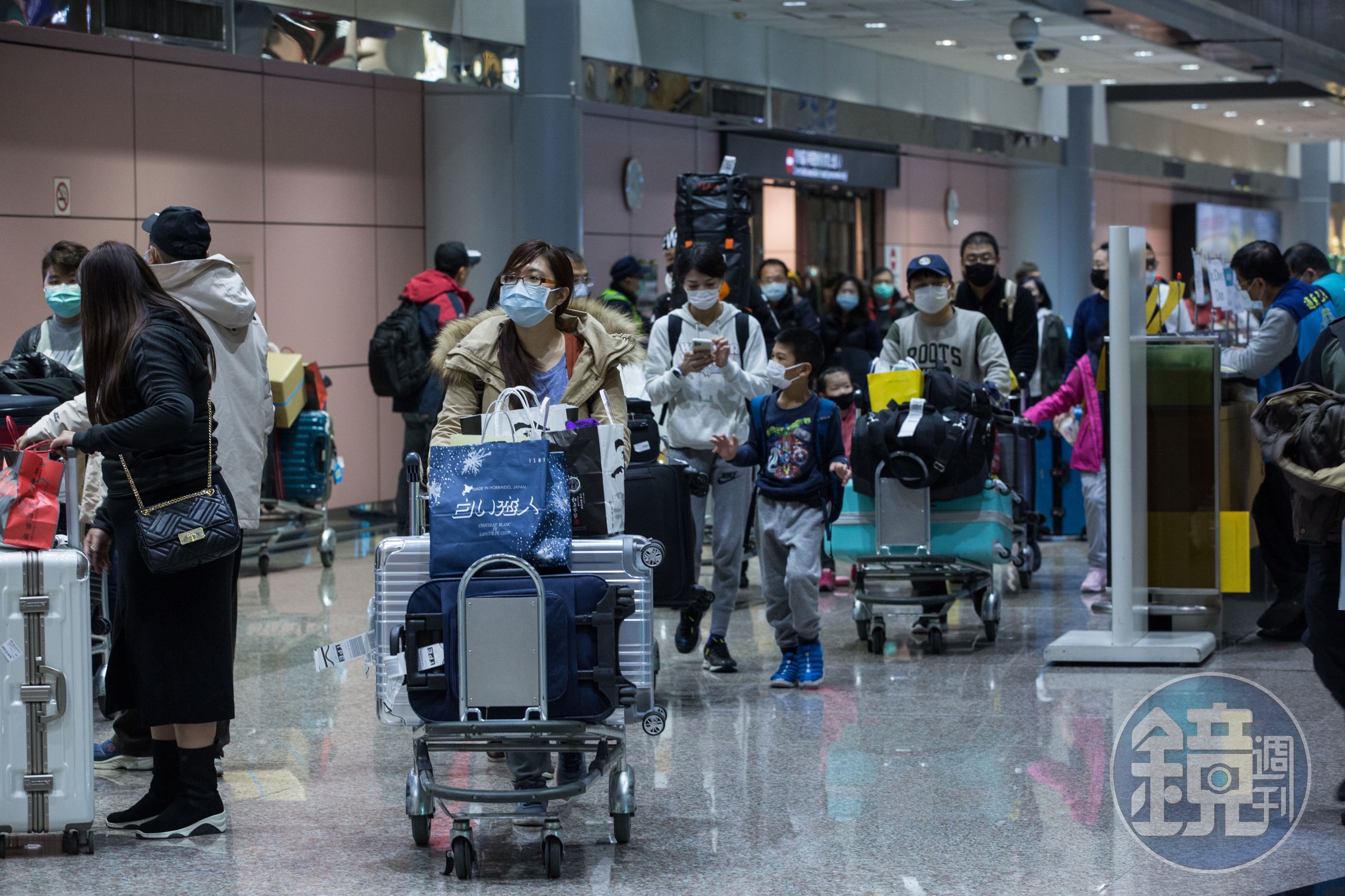 2名波蘭籍旅客於台灣轉機，口罩未存關再出境，總共沒入3446片口罩。