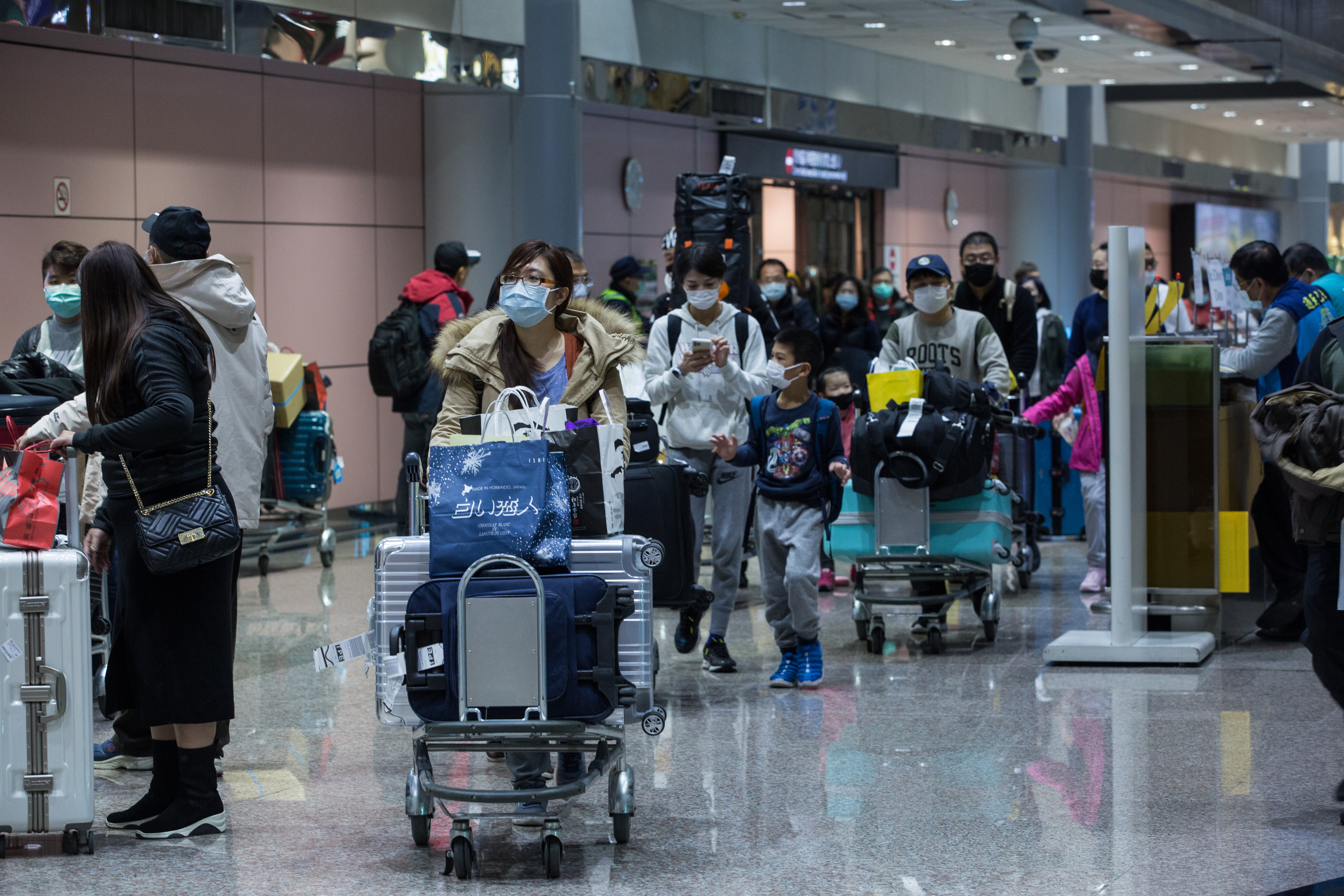 2名波蘭籍旅客於台灣轉機，口罩未存關再出境，總共沒入3446片口罩。