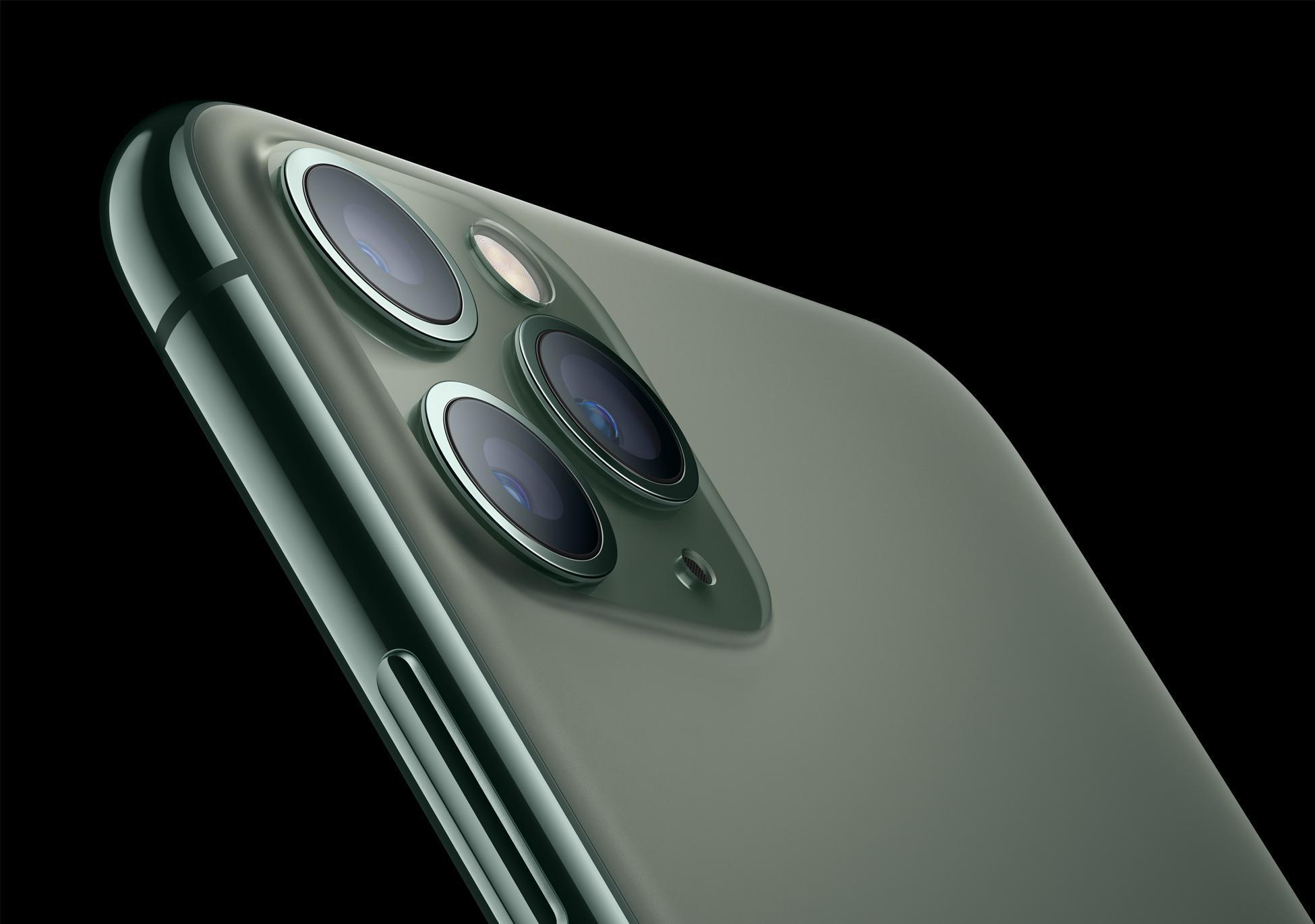 Apple_iPhone-11-Pro_Matte-Glass-Back_091019 影視產業有個潛規則是蘋果定的,壞人不能拿iPhone。(Apple提供)