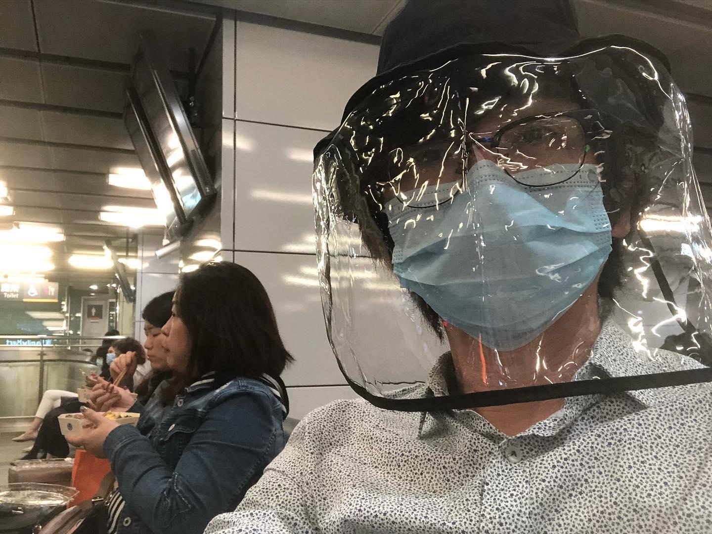 林隆璇近日現身嘉義高鐵站,超狂防疫裝備讓網友相當驚訝。(翻攝林隆璇臉書)