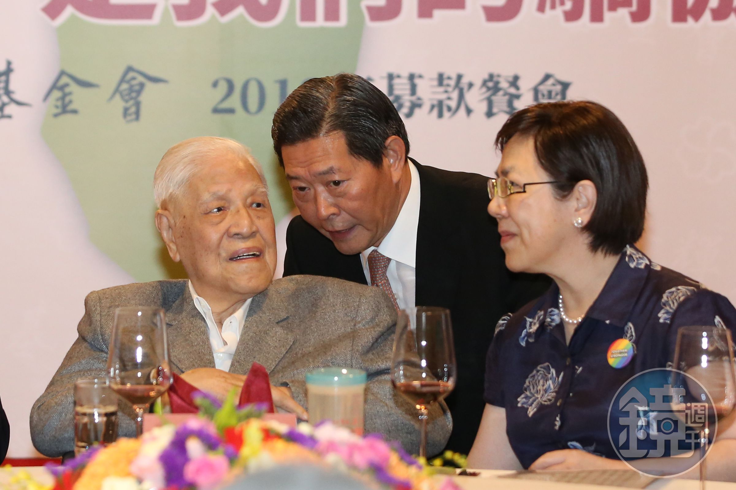 李登輝紀念圖書館原規劃落腳新北市淡水，卻因遭政論節目抨擊，讓李憤而決定放棄籌建。圖為李登輝基金會舉辦餐會，李登輝（左起）、王燕軍及女兒李安妮。