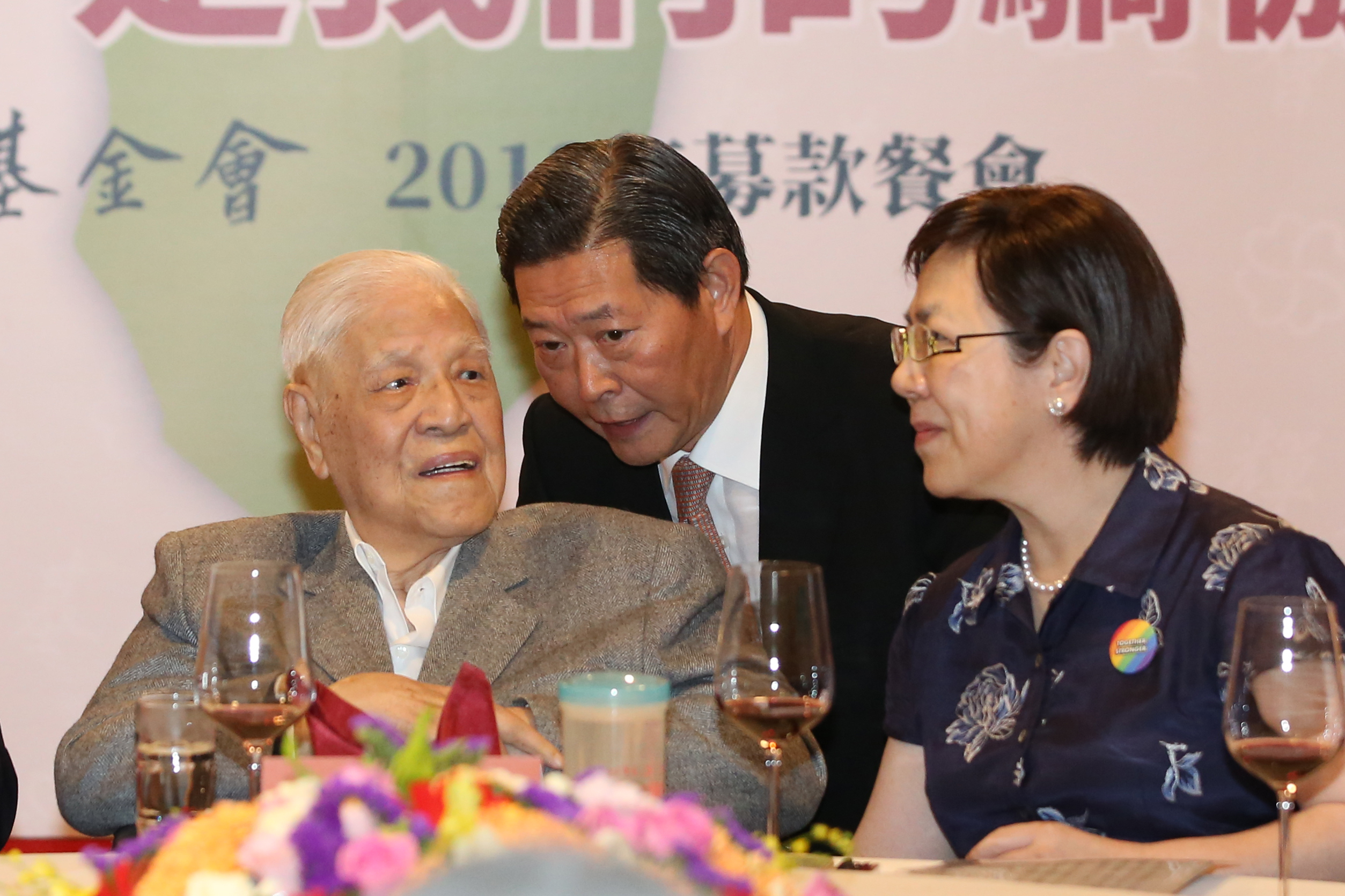 李登輝紀念圖書館原規劃落腳新北市淡水，卻因遭政論節目抨擊，讓李憤而決定放棄籌建。圖為李登輝基金會舉辦餐會，李登輝（左起）、王燕軍及女兒李安妮。