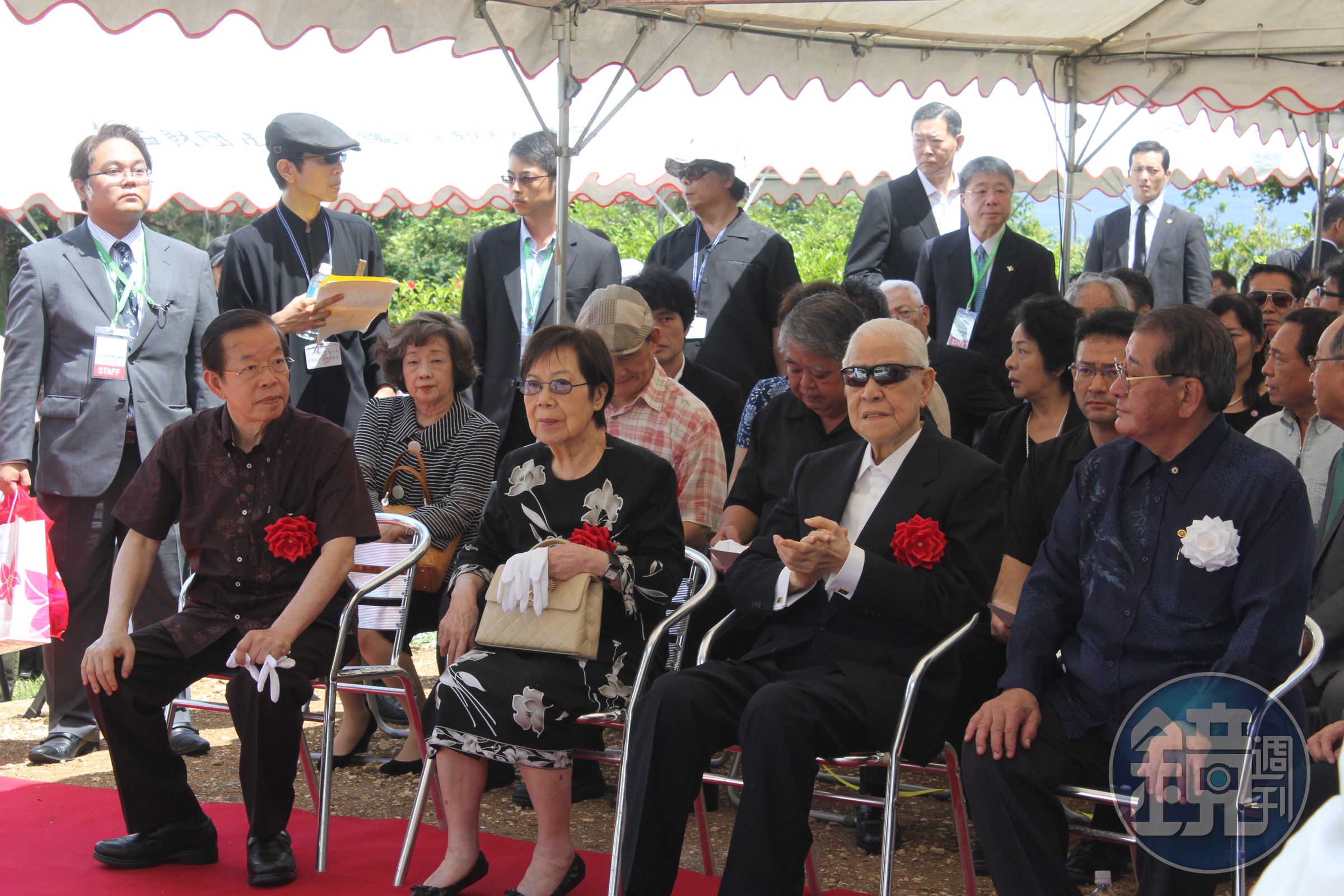 前總統李登輝（前排右2起）與夫人曾文惠、駐日代表謝長廷出席揭碑儀式。