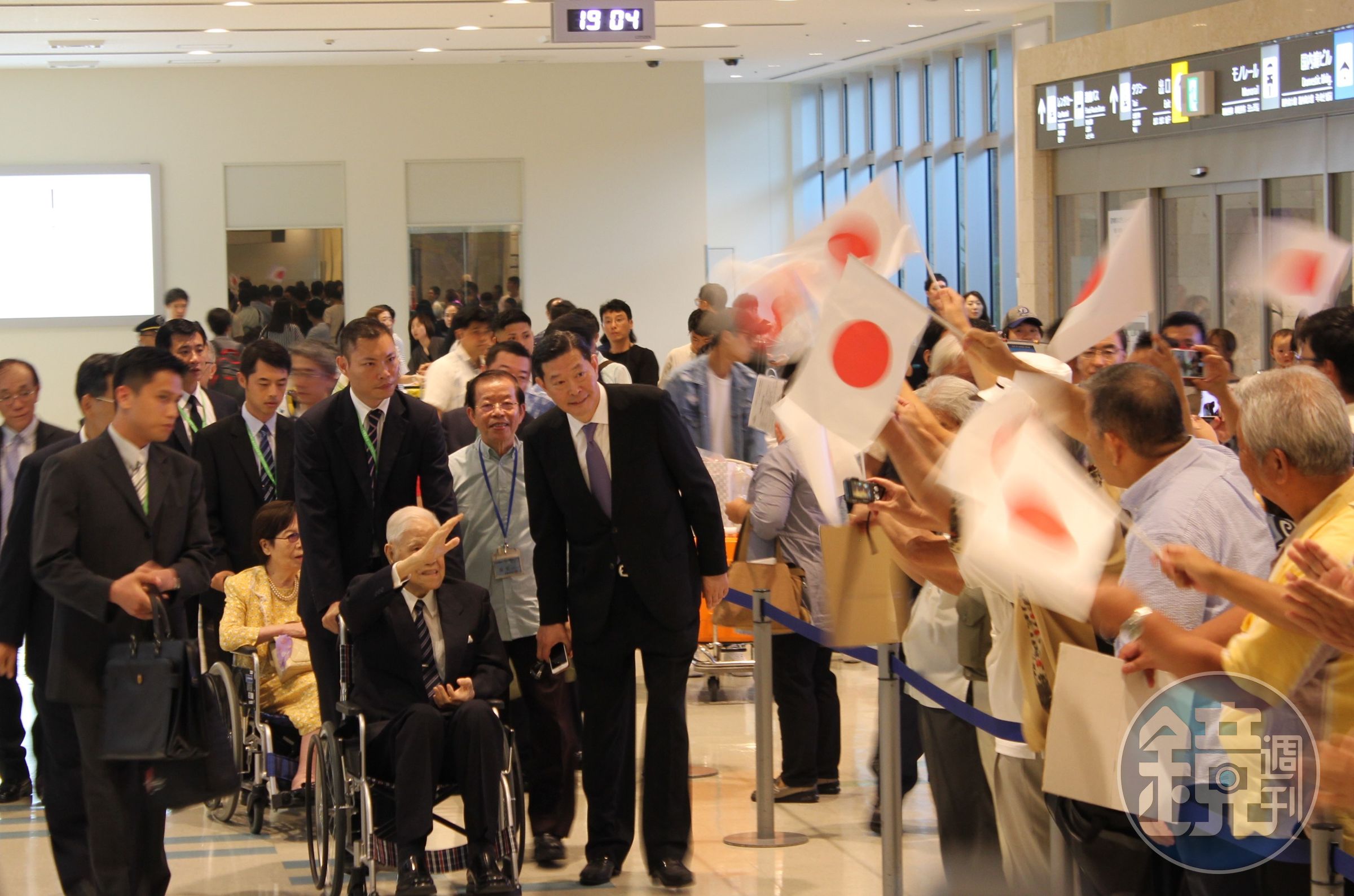 前總統李登輝晚間抵達沖繩那霸機場，接機民眾熱情歡迎。
