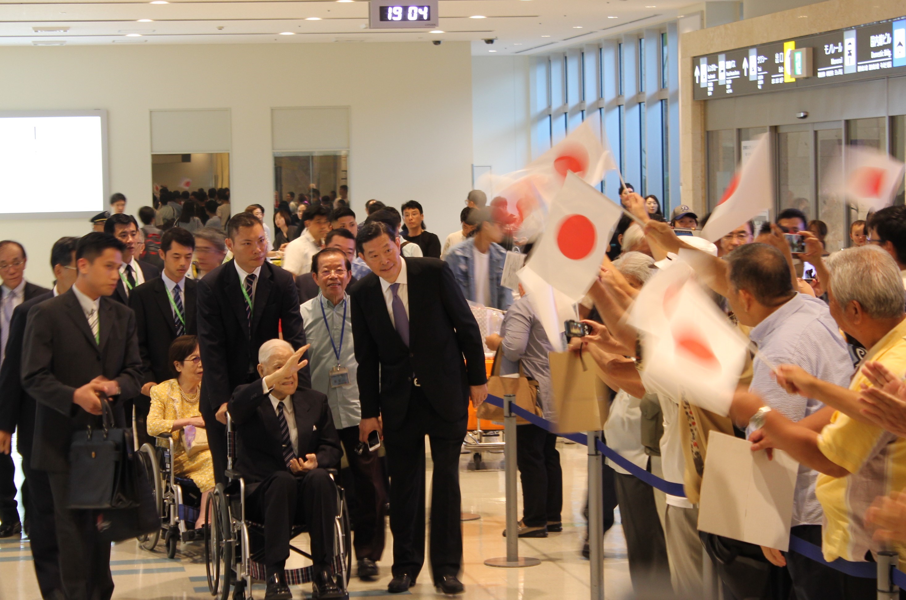 前總統李登輝晚間抵達沖繩那霸機場，接機民眾熱情歡迎。