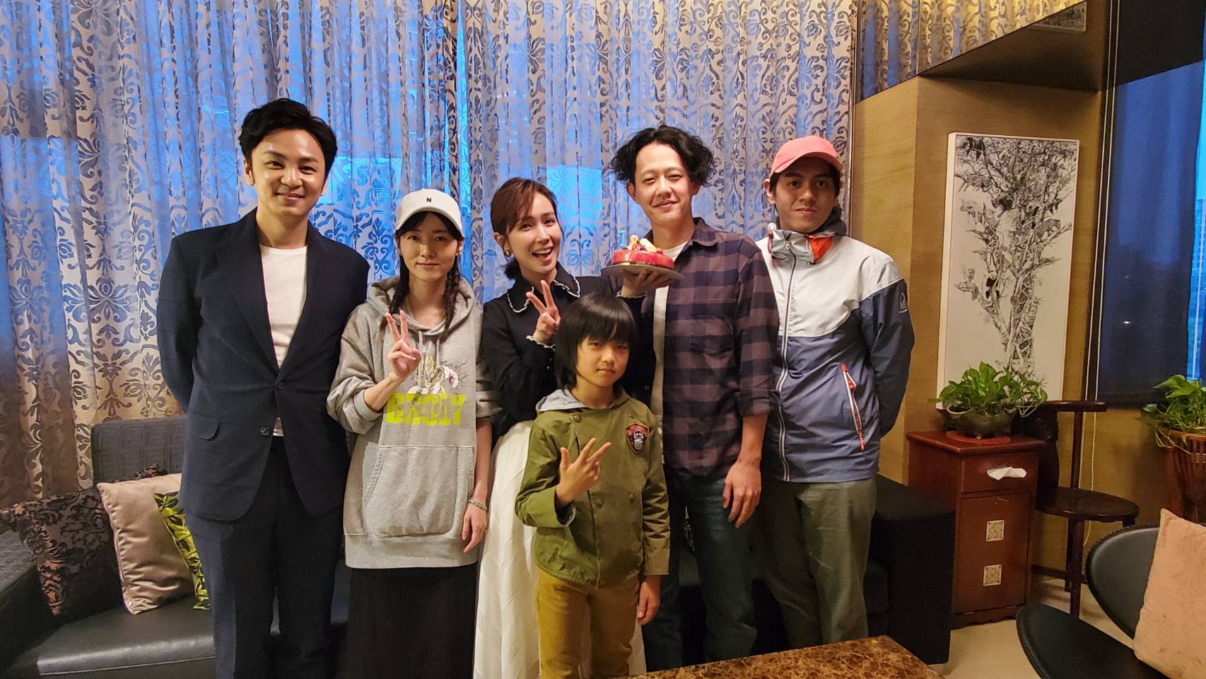 小薰(中)與《76号恐怖書店》張書偉、饒星星等演員與導演莊絢維(右二)一同慶生。(七十六号原子提供)