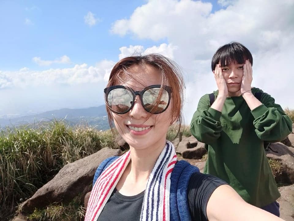 吳青峰與Hebe田馥甄相約踏青，Hebe亂髮入鏡。（翻攝自臉書）