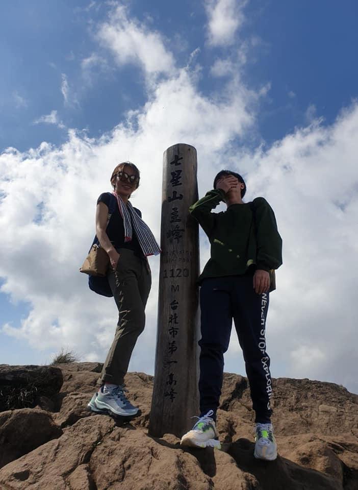  田馥甄與吳青峰成功登上台北市第一高峰七星山，開心留影。（翻攝自臉書）
