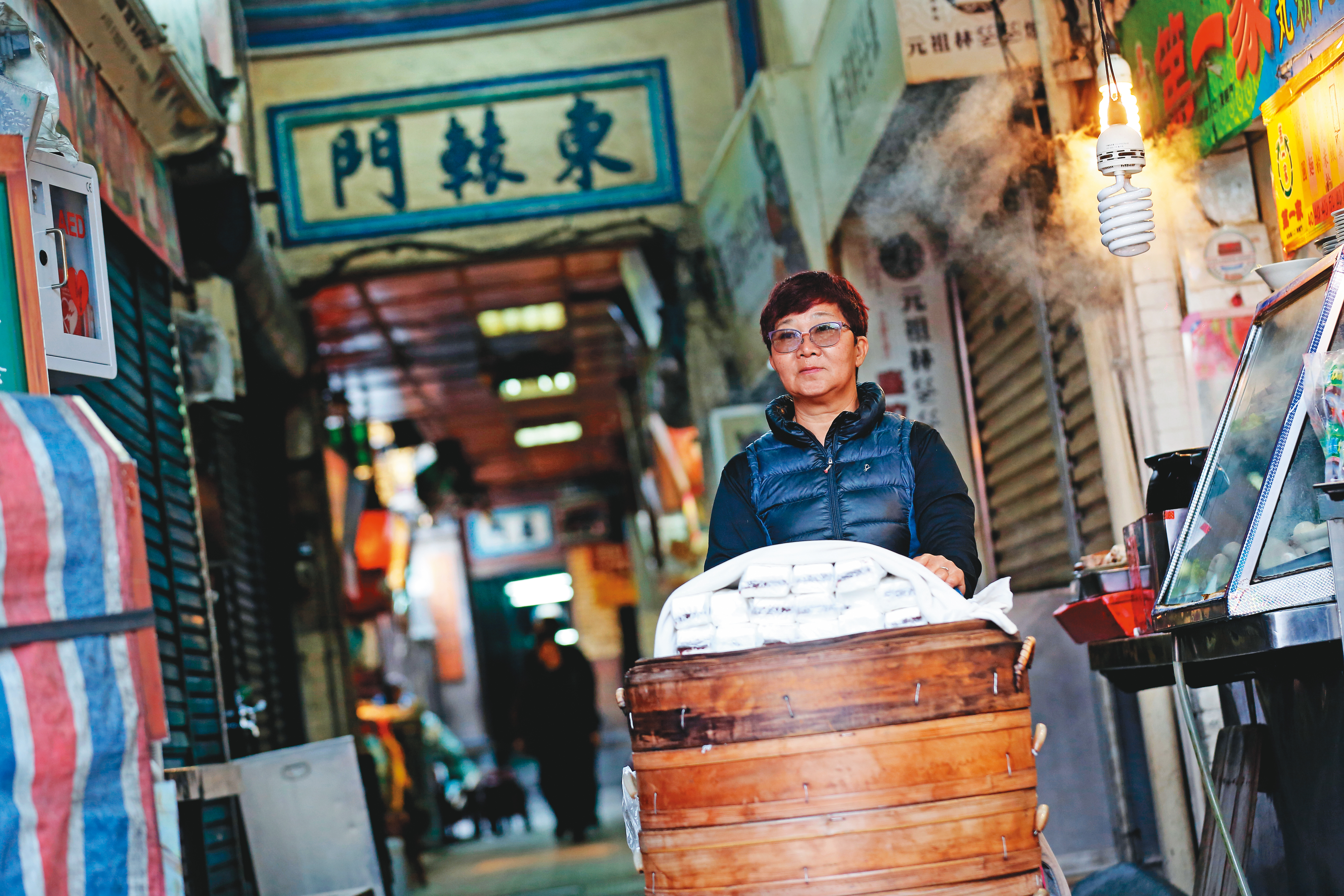 今年60歲的朱桂紅在廟口賣茯苓糕快40年，歷經喪夫喪母，4個兒子接連入獄，她始終守著攤子，終於等到孩子們回家。