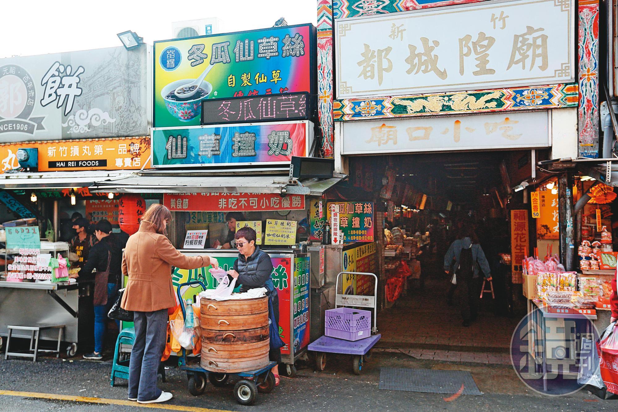 朱桂紅家的攤位在新竹城隍廟前擺攤已經50年，除了茯苓糕，白色麥芽糖也很受歡迎。