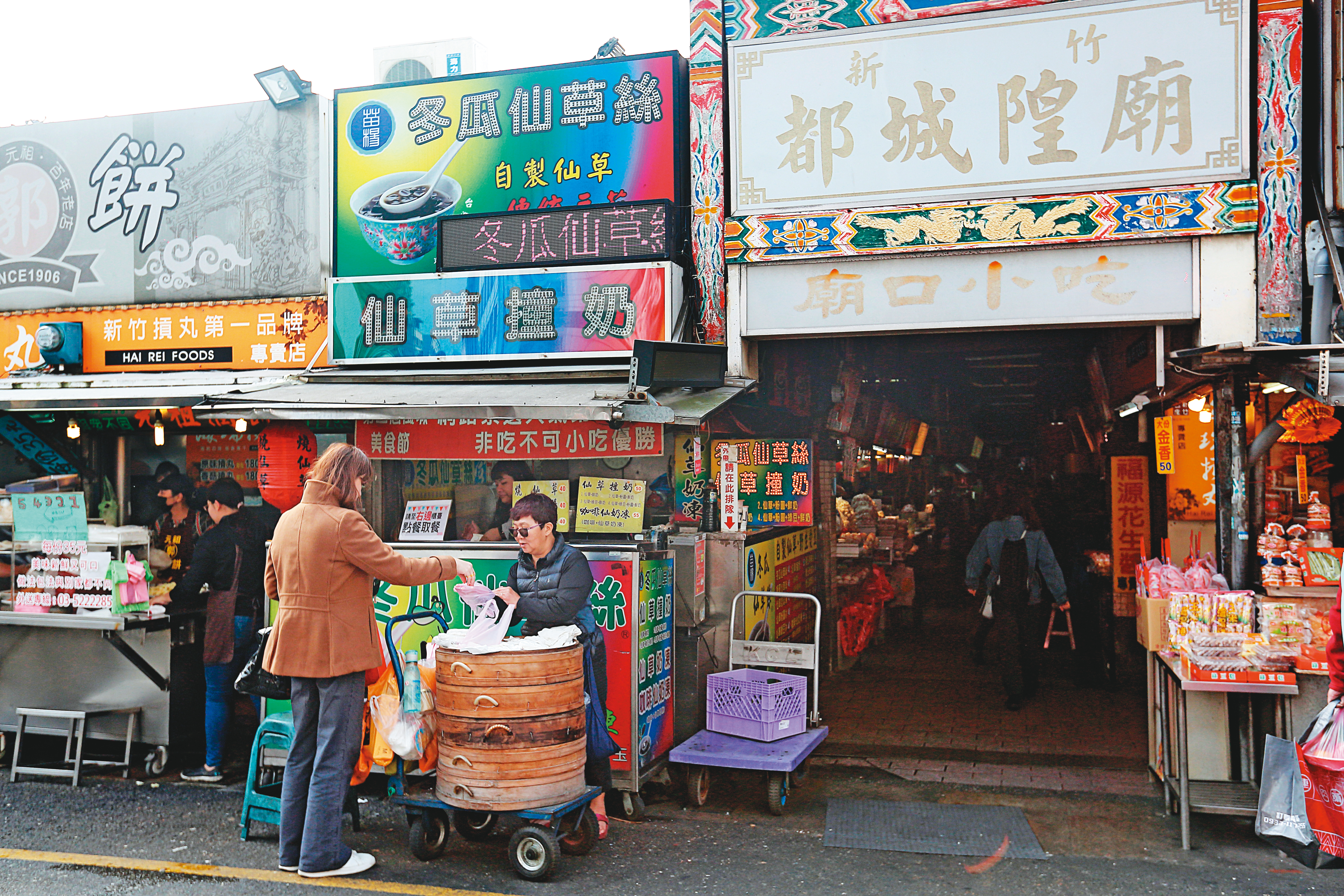 朱桂紅家的攤位在新竹城隍廟前擺攤已經50年,除了茯苓糕,白色麥芽糖也很受歡迎。