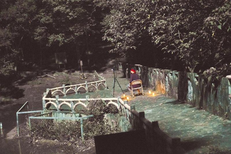 女鬼橋上試膽的受試者得矇上雙眼，是參考演員在校園被整的經歷，玩起來更刺激恐怖。（傳影互動提供）