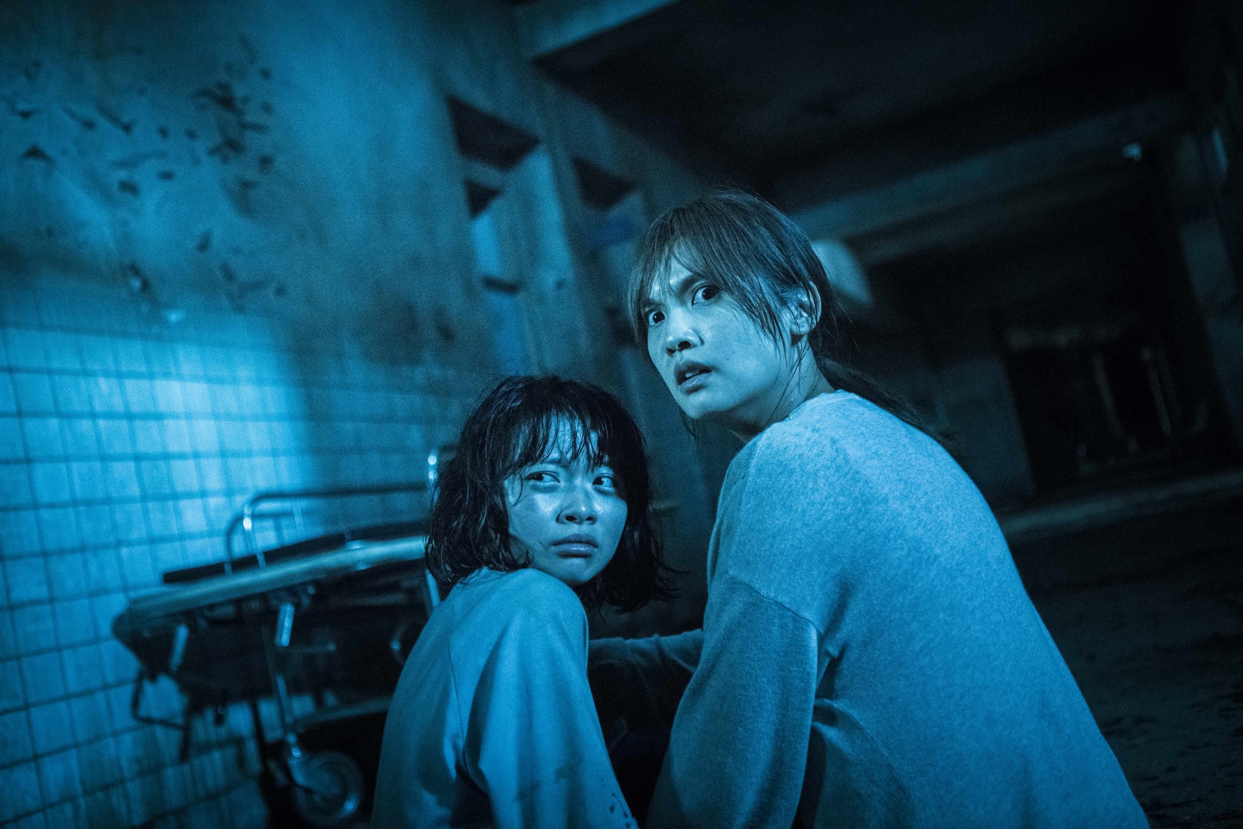楊丞琳(右)、詹宛儒主演的《紅衣小女孩2》有台灣本土恐怖片常具的鄉野色彩。(威視提供)