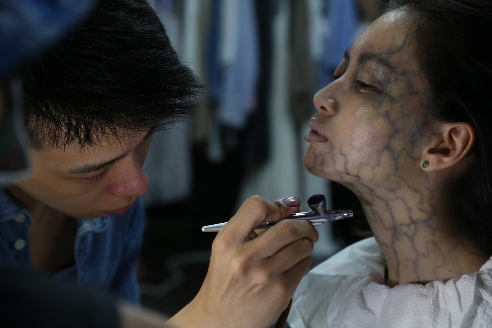 特效化妝指導儲榢逸（左）為演員詹宛儒上妝，製造鬼魂上身的恐怖效果。（傳影互動提供）