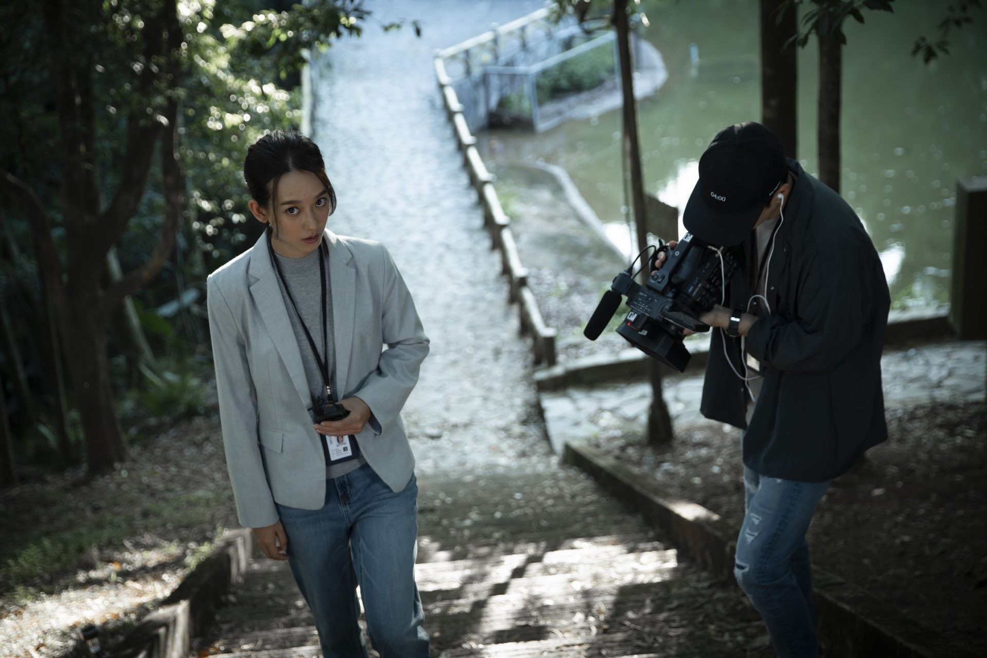 孟耿如（左）飾演前往調查撞鬼新聞的記者，一步步捲入恐怖傳說。（傳影互動提供）