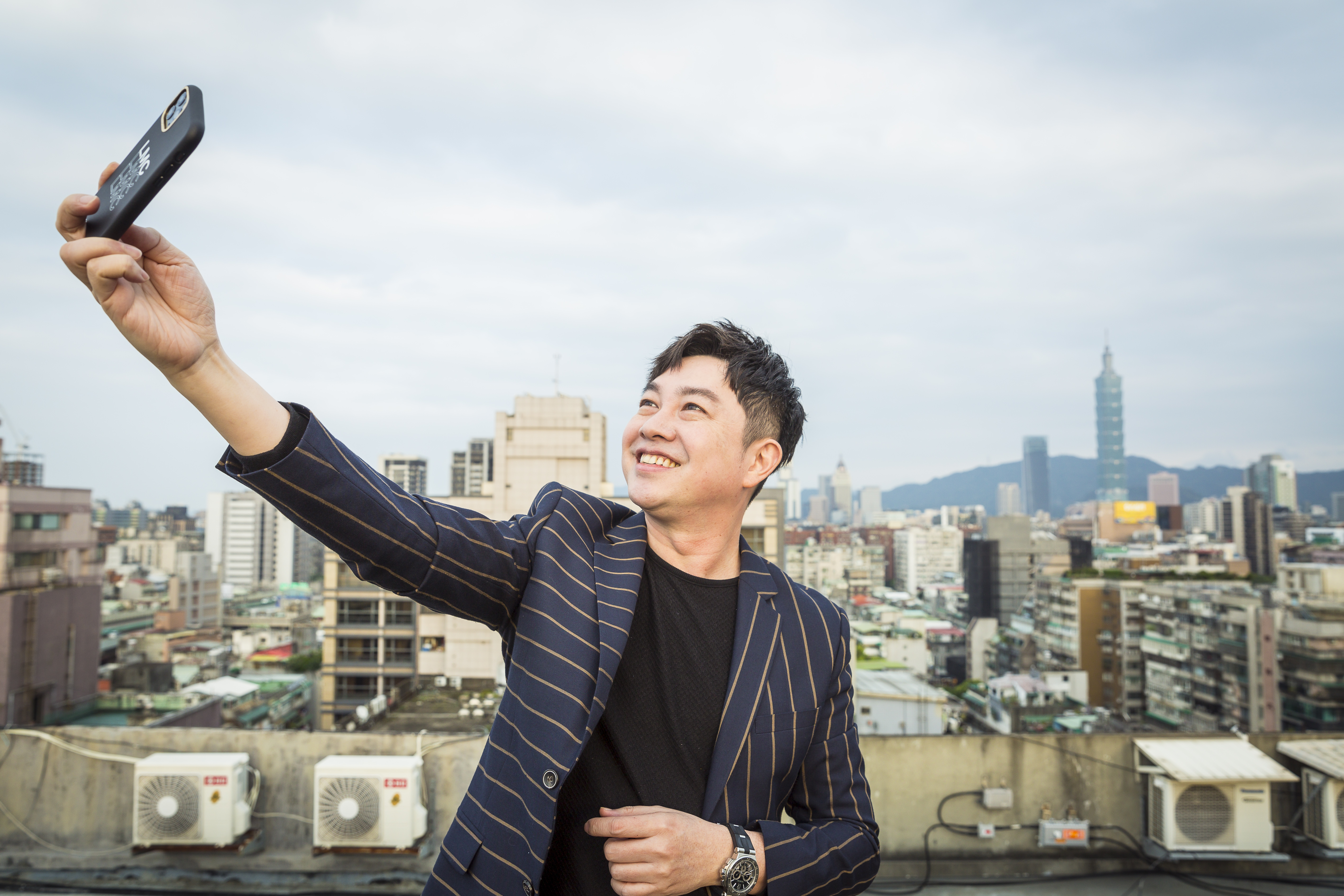 有「國民造型師」之稱的李明川，講求美感，連住也不妥協。