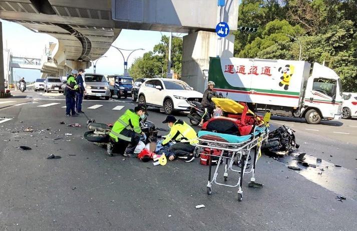 謝姓男子昨駕貨車行經淡水,違規左轉撞上3輛機車,造成一死二傷。