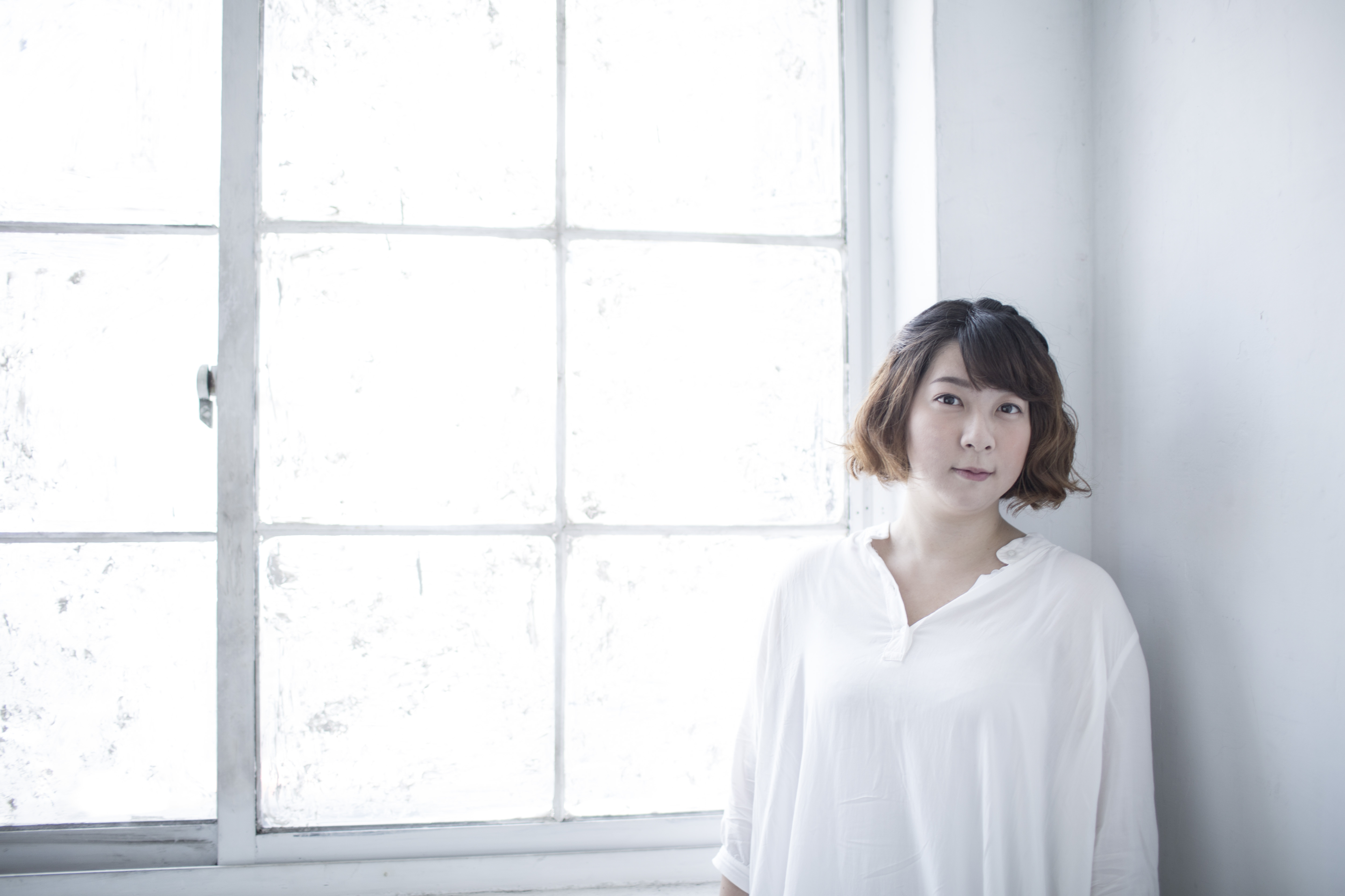 向雙羽提問，她常常先說：「這個我要先想一下。」她回答不急不徐，但都能直指核心。關於創作的核心，她說：「寫作是建立新秩序的技藝。」（鏡文學提供）