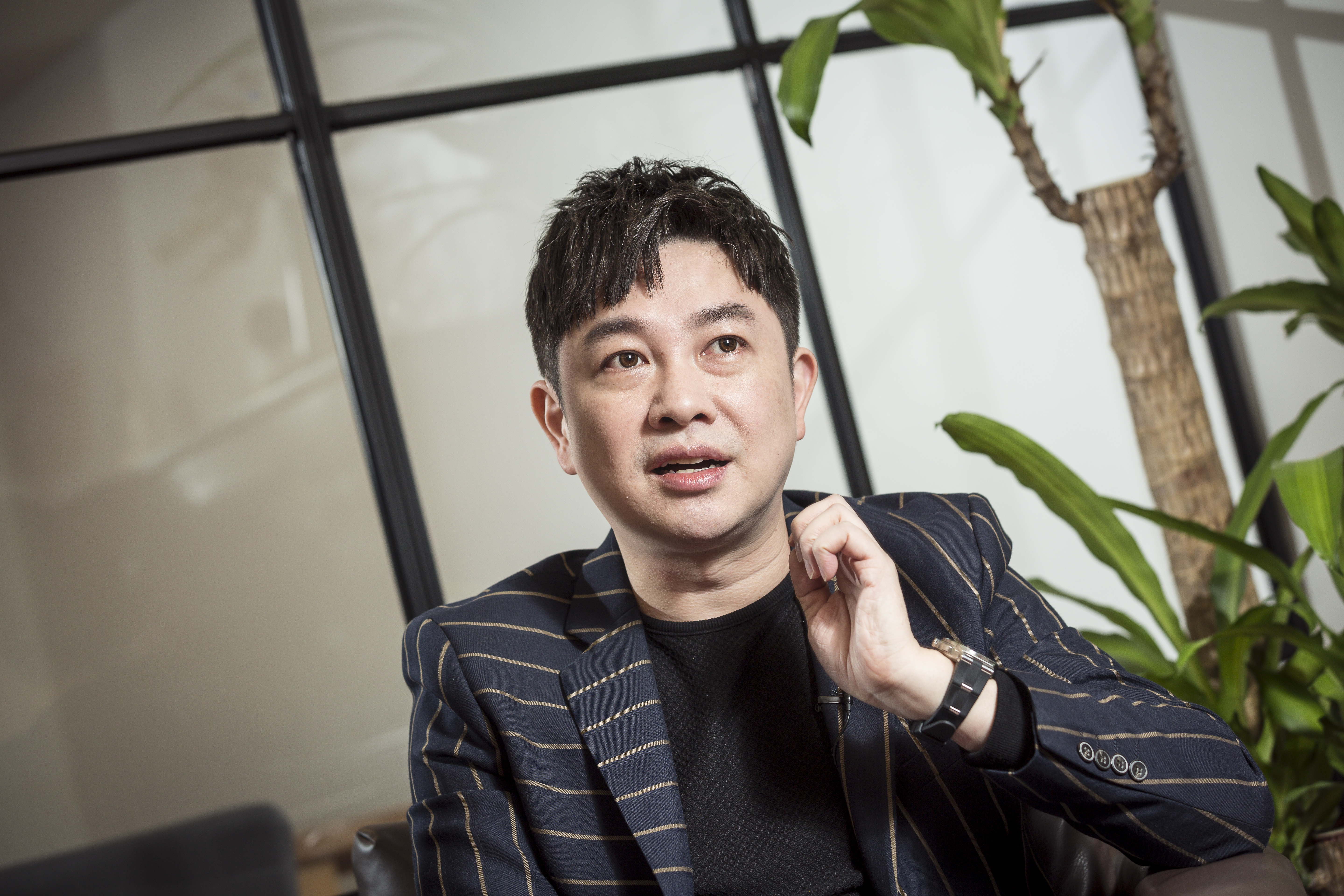 李明川的人生第一屋買在新北八里,在家就能遠眺台北港美麗夜景。