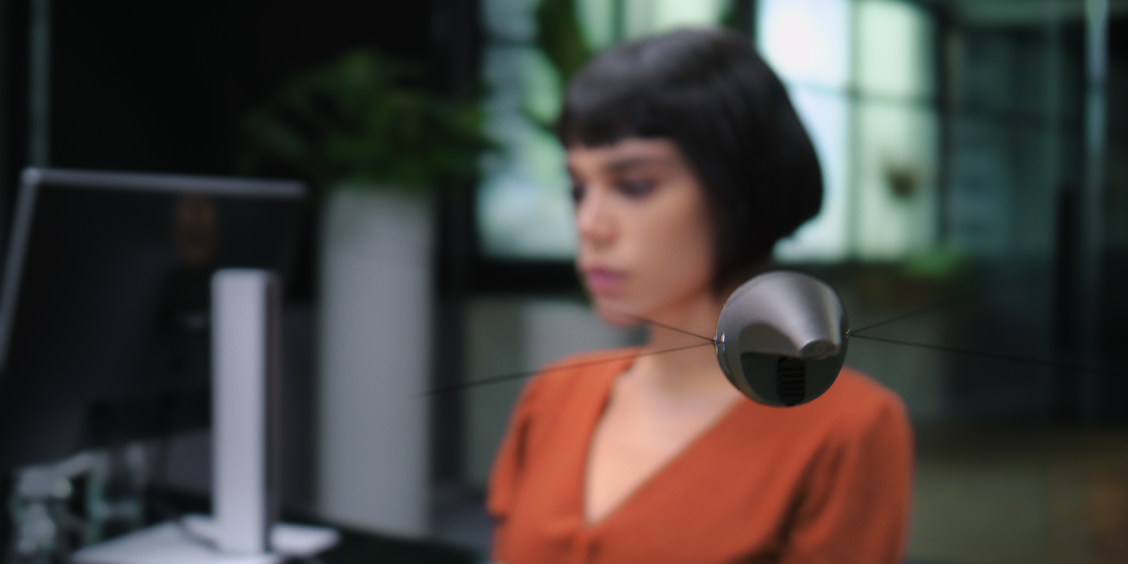 在「全知城」，每個人的身邊都有一個24小時運作的監視器，不只拍下所有舉動，也預測是否會做出犯罪行為。（Netflix提供）