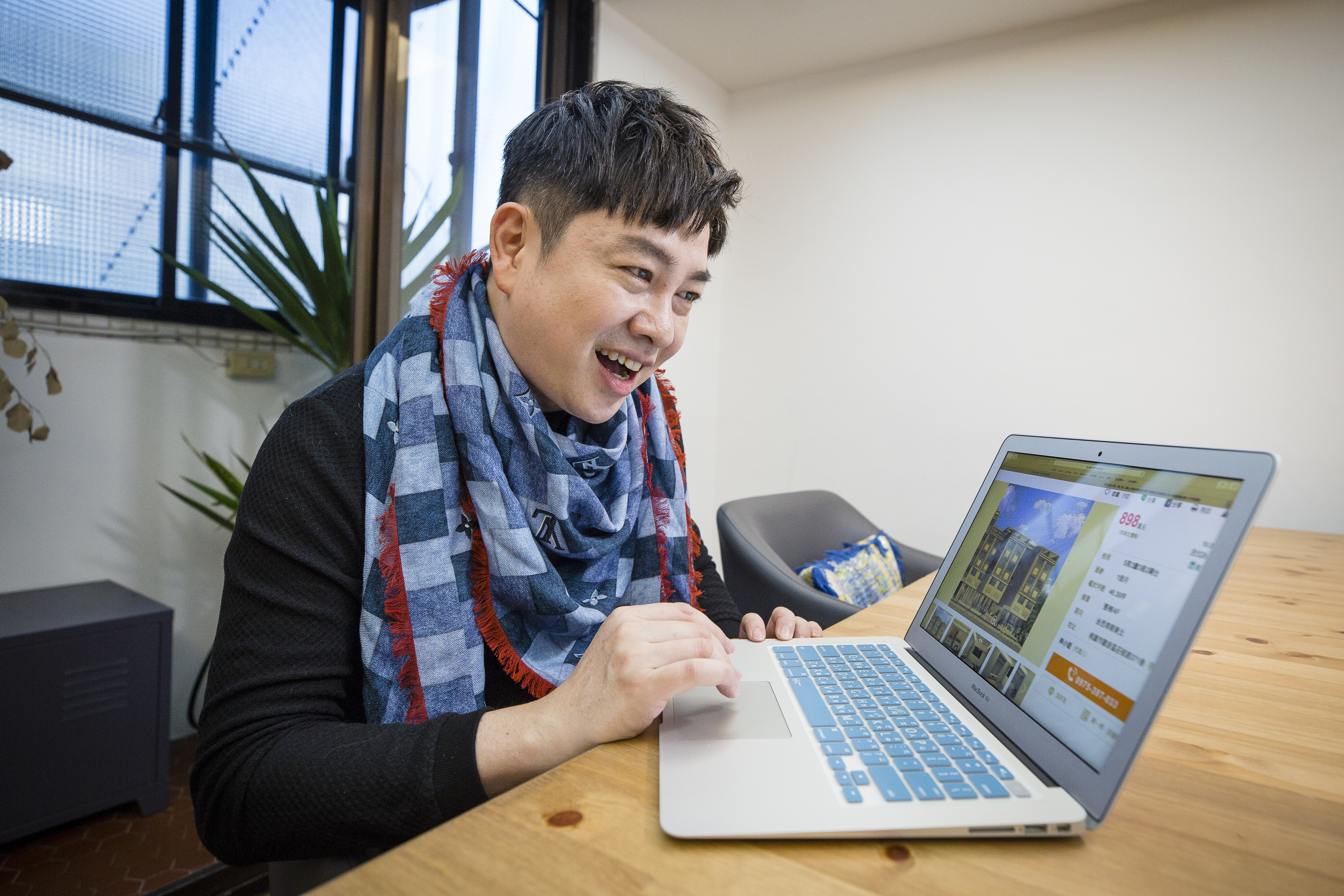 李明川從新北八里搬進北市天母，房子裡就有庭院的格局讓他看一眼就愛上。