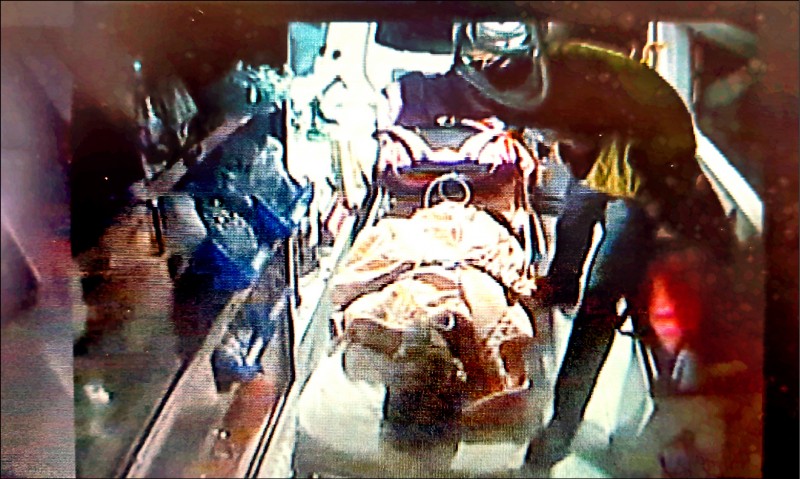 湯姓少年送醫急救，仍不幸因失血過多不治。（翻攝畫面）