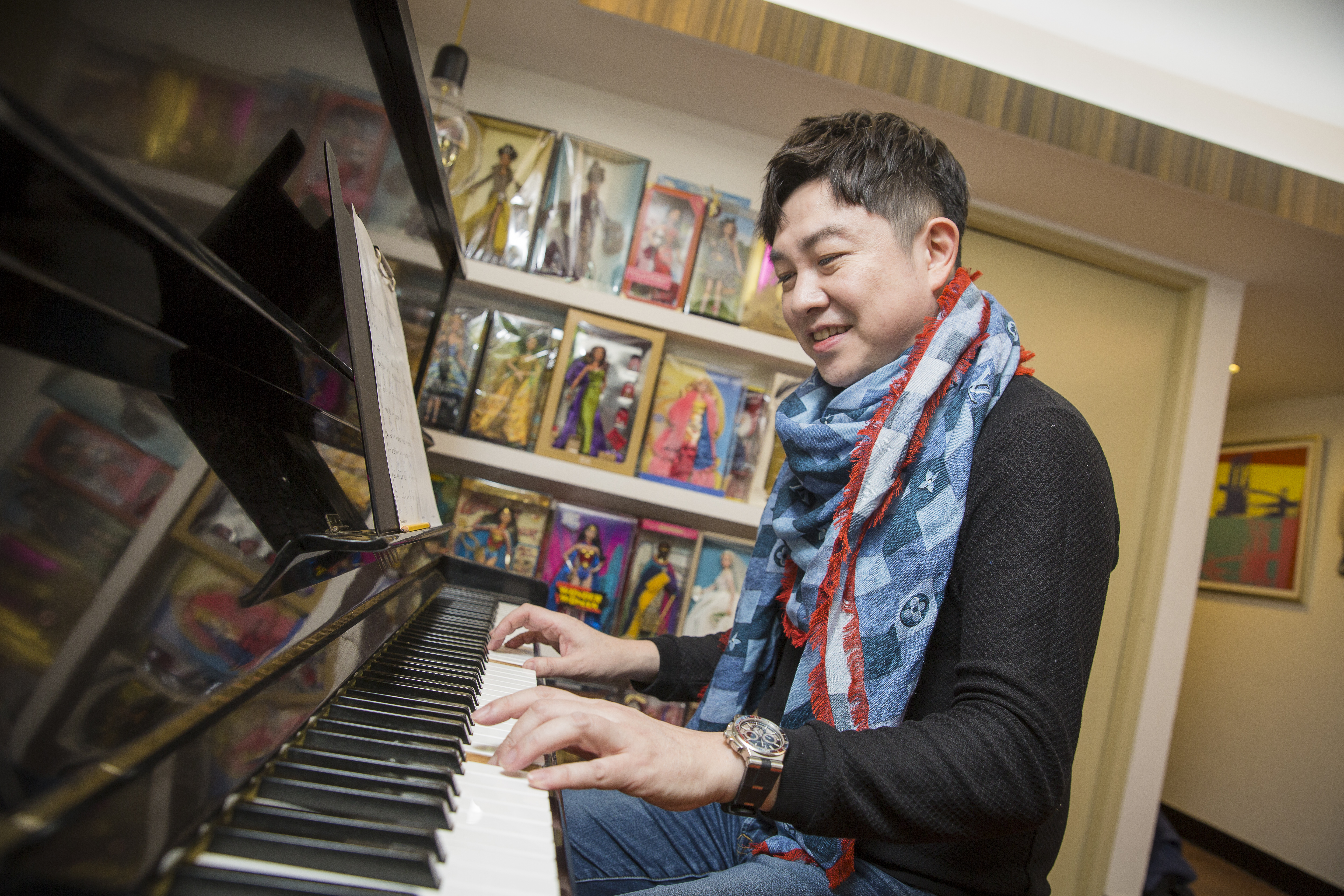 工作室就擺著一架鋼琴，補償李明川兒時無法學琴的遺憾。