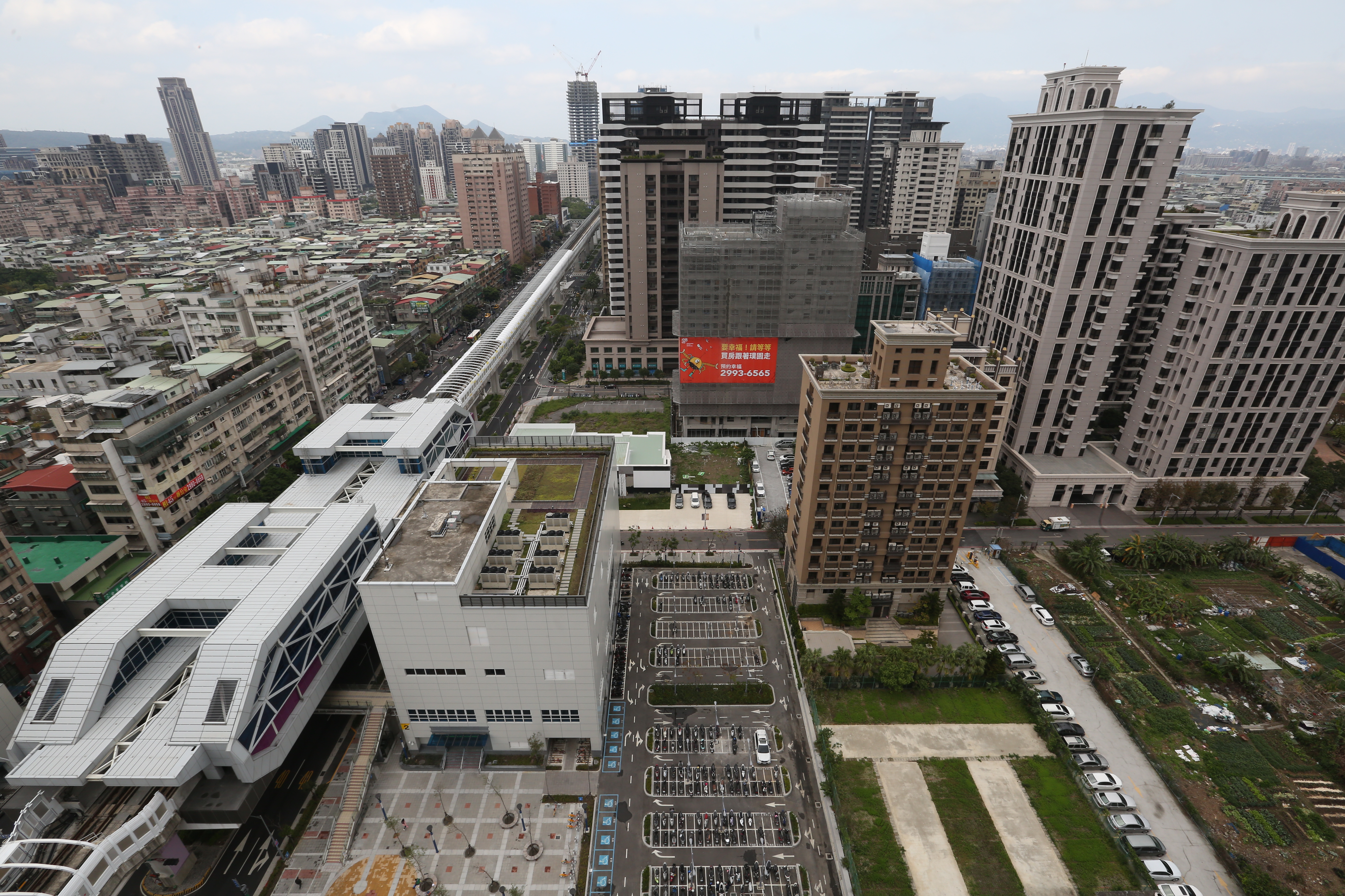 串連新北市新店、中和、板橋、新莊4區的環狀線終於通車，軌道經濟能否帶動沿線房市備受關注。