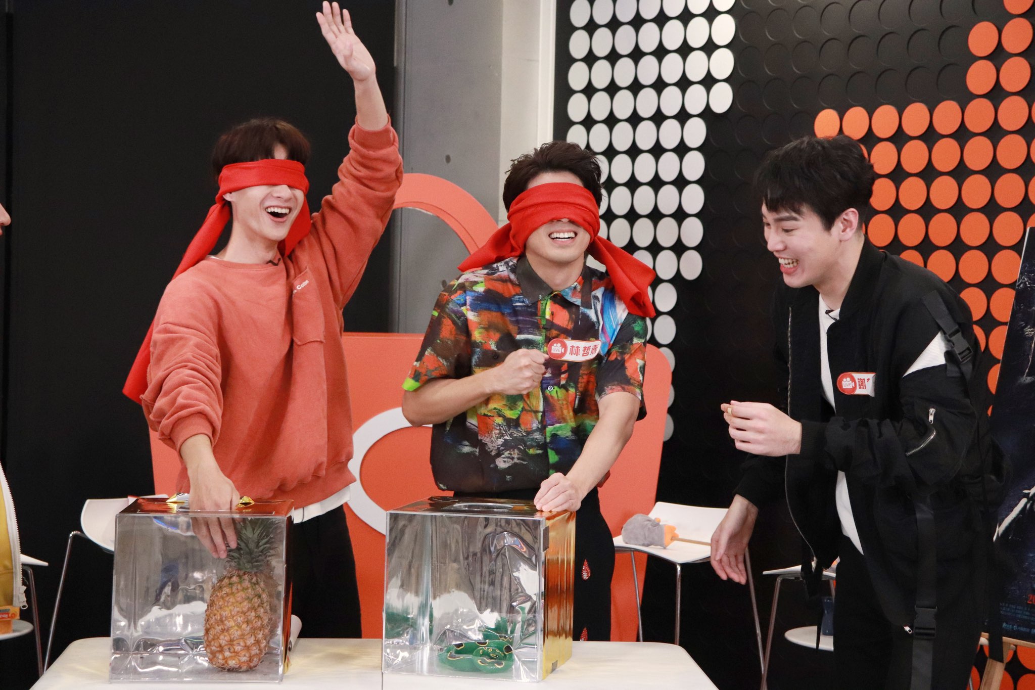 林哲熹在直播節目中， 玩「恐怖試膽箱」遊戲，腿軟喊齁唷，遭嗆「好娘」。（聯太公關提供）