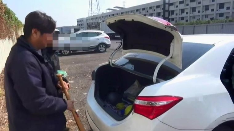 警方在集團成員車內起獲球棒等物。(翻攝畫面)