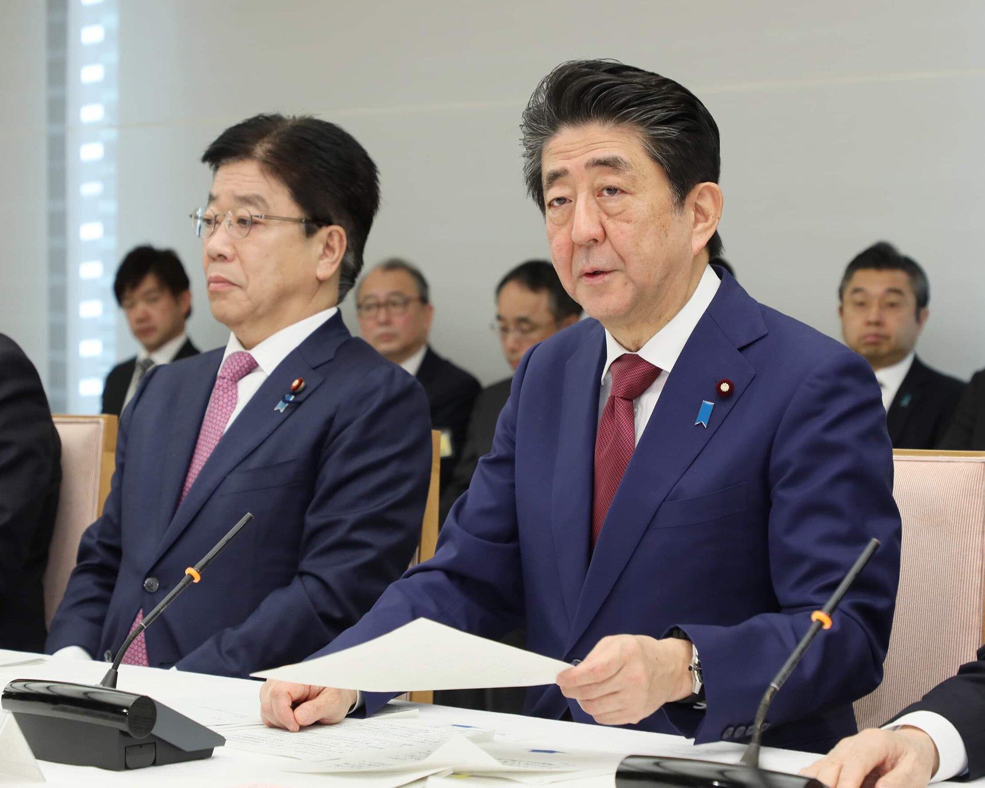 日本首相安倍晉三今(27)日宣布全國中小學、高中從3月2日開始停課直到4月春假結束。(翻攝首相官邸臉書)