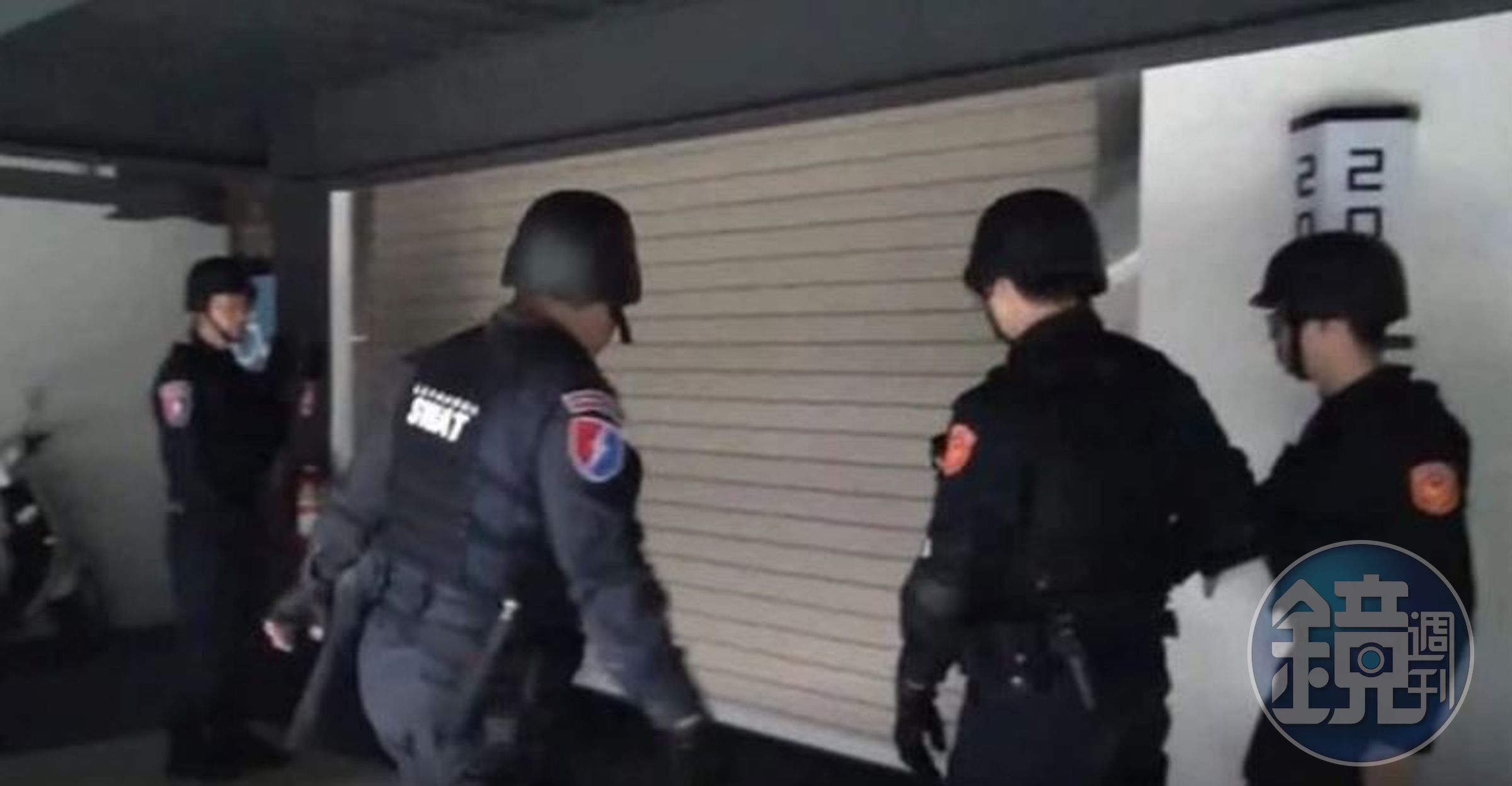 警方凌晨到汽車旅館攻堅。（讀者提供）