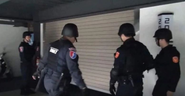 警方凌晨到汽車旅館攻堅。（讀者提供）