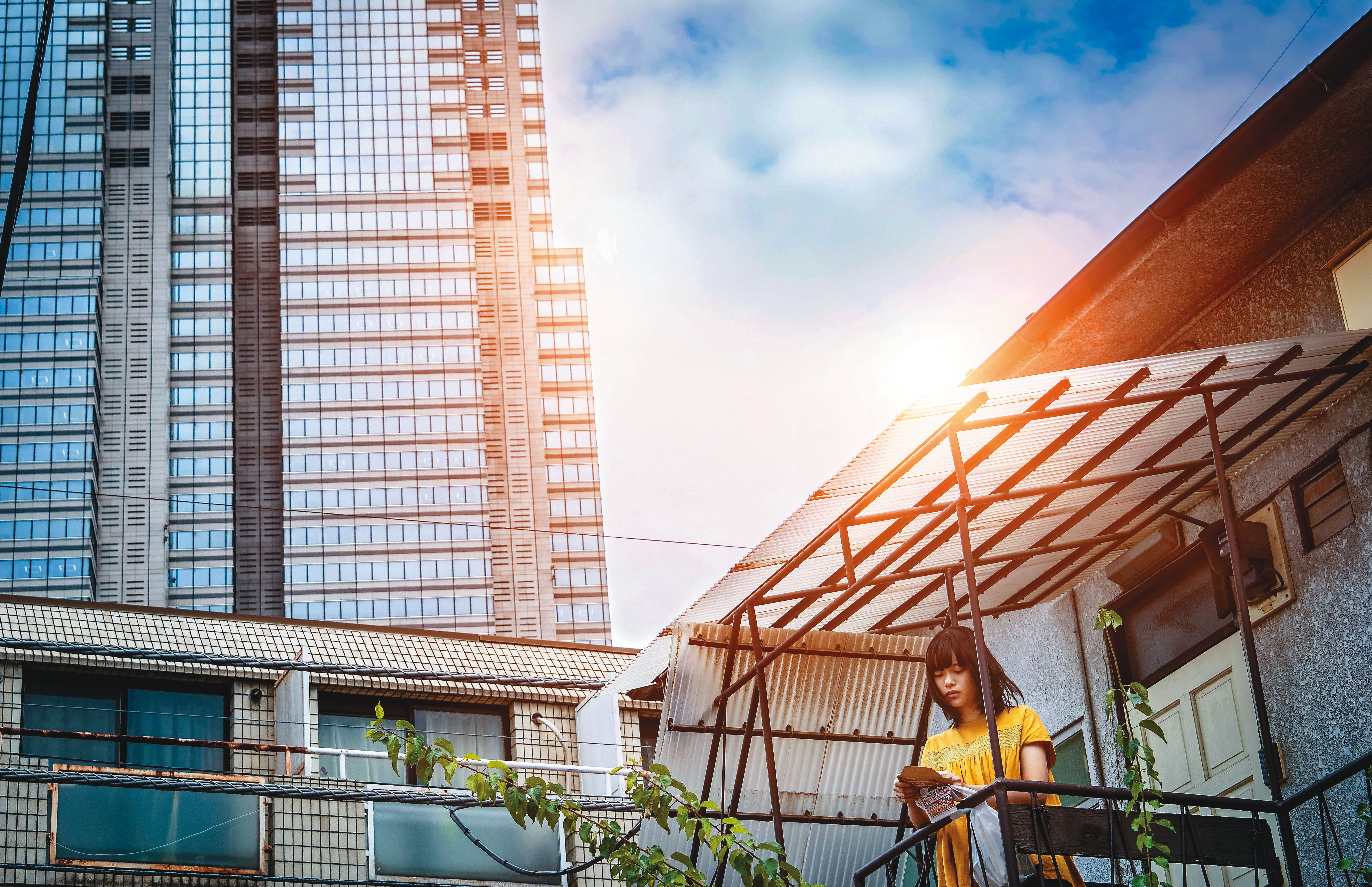 杉咲花飾演的角色小紡在《罪樂園》裡具有替故事穿針引線的作用。（海樂影業提供）