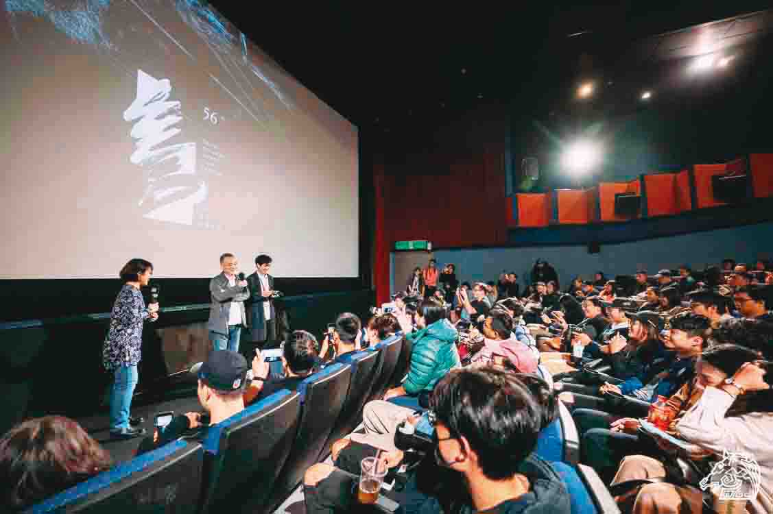 瀨瀨敬久（站立者，中）應邀出席《罪樂園》的映後座談，與影迷分享拍片過程。（金馬執委會提供）