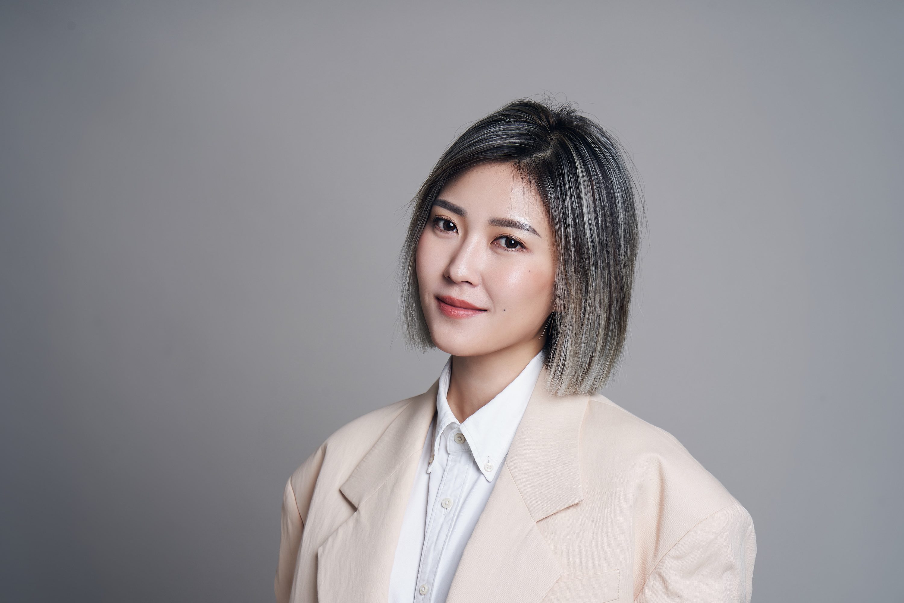 馬來西亞創作女歌手傅健穎，首次在台灣發行個人創作迷你專輯《一半太陽，一半月亮》。（小品娛樂提供）