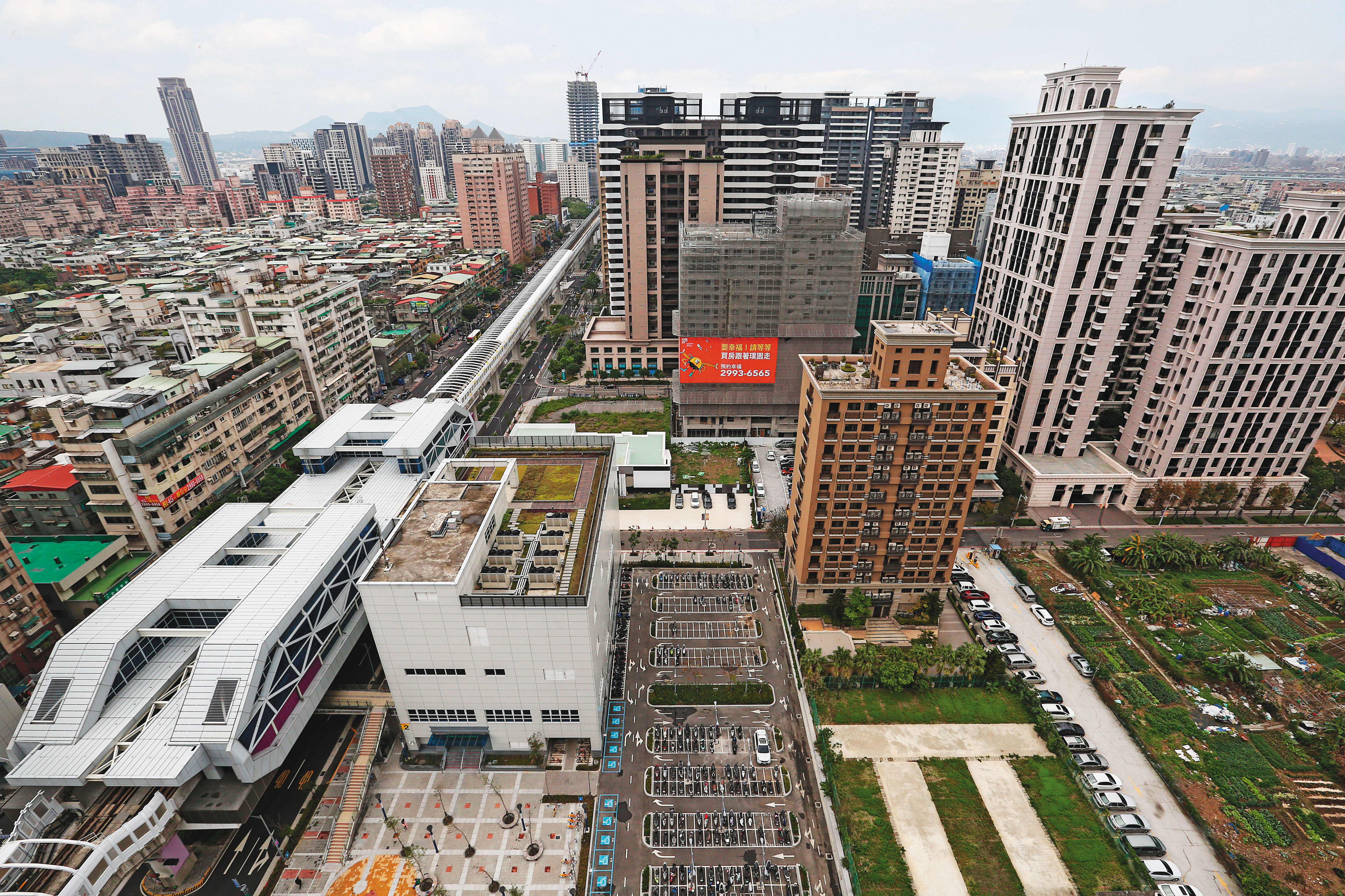 串聯新北市新店、中和、板橋、新莊4區的環狀線終於通車,軌道經濟能否帶動沿線房市備受關注。圖為新莊幸福站。