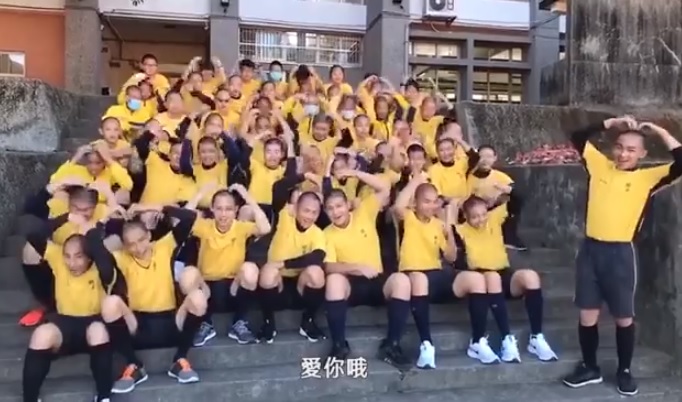 接受明道援助的小朋友拍攝祝福影片。(圖/恆星影業提供)