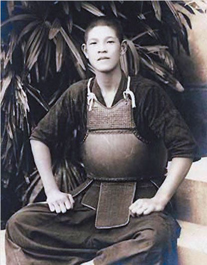李登輝就讀高中時曾參加劍道部,留下這張身穿劍道服裝的帥氣照。(李登輝基金會提供)